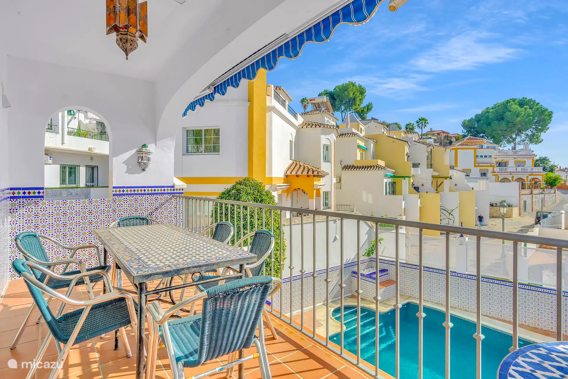 Terras met uitzicht op het zwembad.