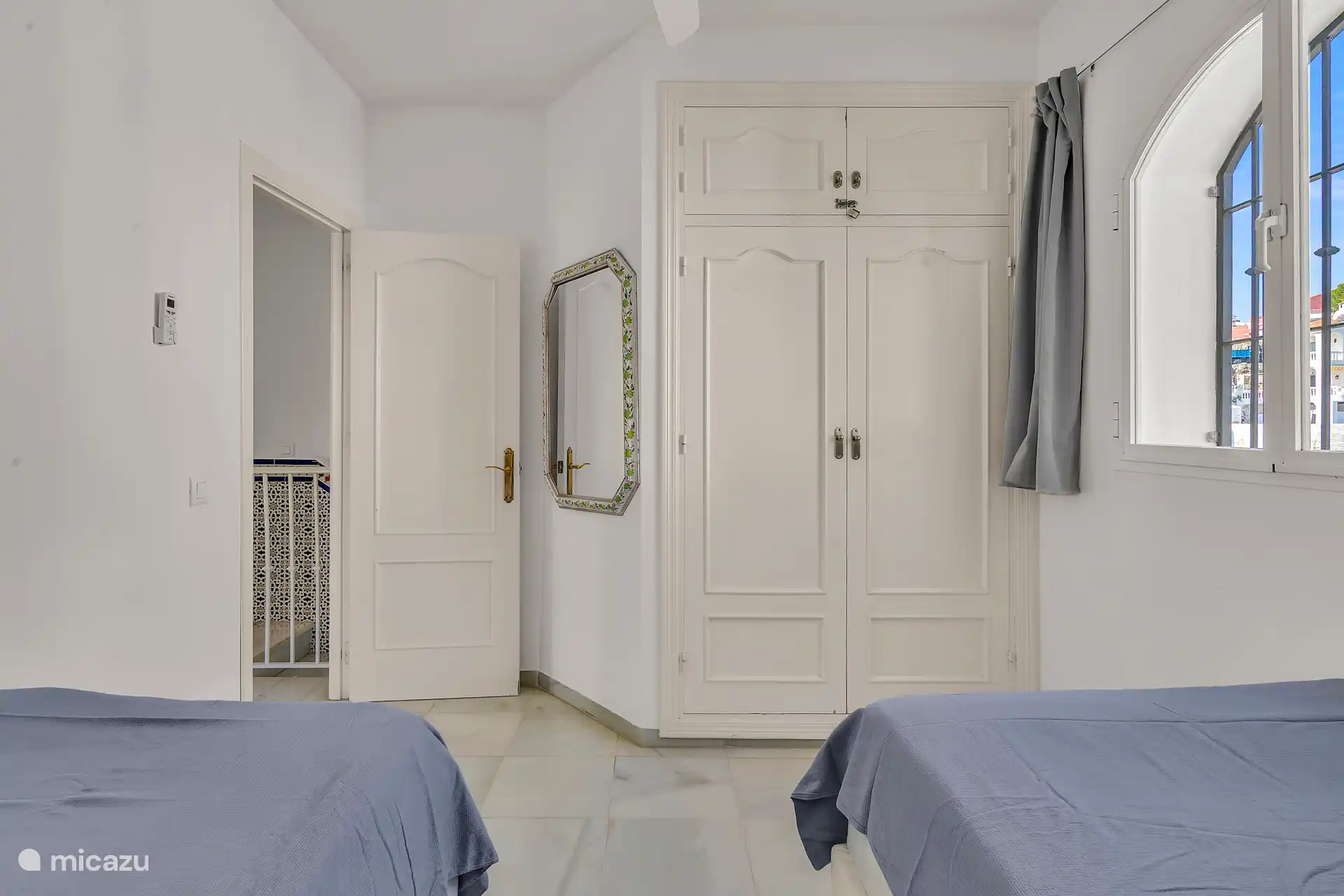 Slaapkamer met twee aparte bedden.