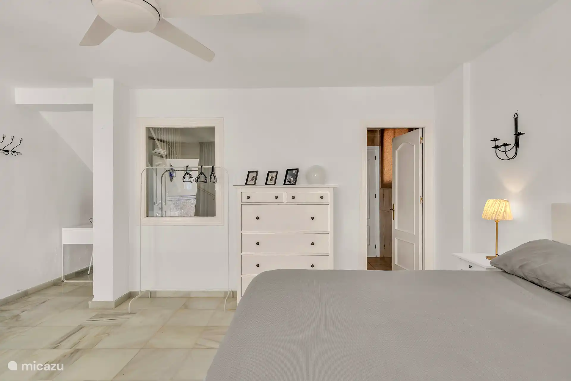 Slaapkamer met queen size bed en ensuite badkamer