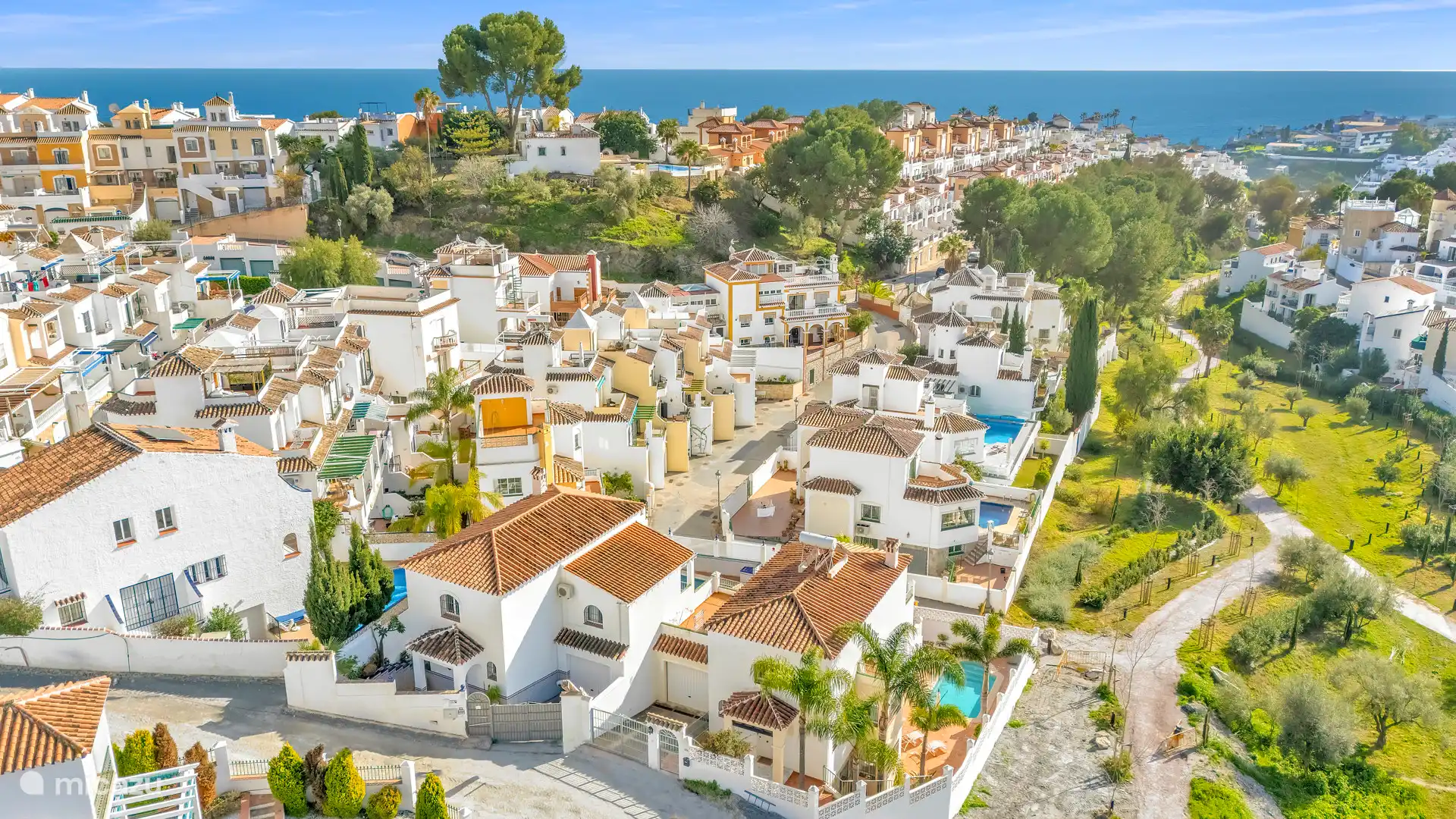 Foto genomen met een drone. Op de foto is de villa de tweede van rechts. Aan de rechterkant is het park te zien  waar je bijna tot aan Burriana kunt wandelen.