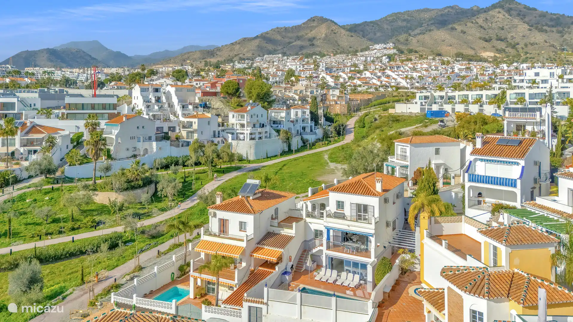 Foto genomen met drone. Villa Brisas del Mar is het tweede huis van rechts. 