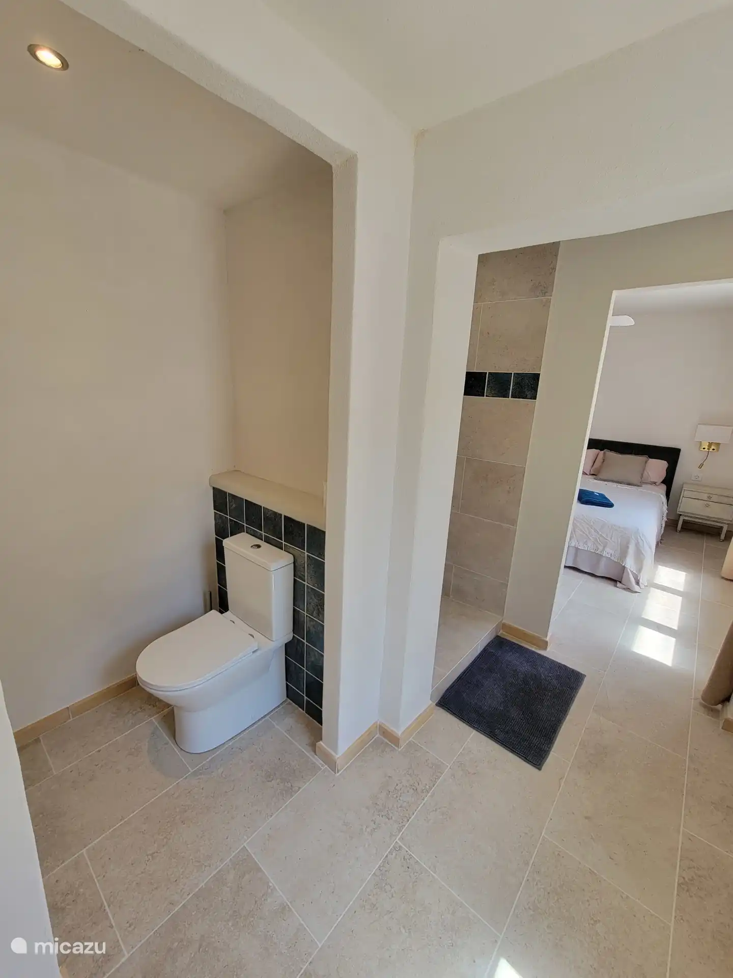 Toilet + douche + slaapkamer 1