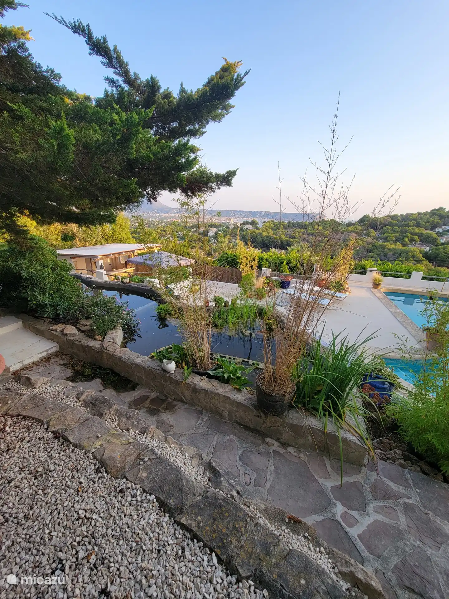 Vijver met uitzicht op de Montgo en de Middellandse Zee.