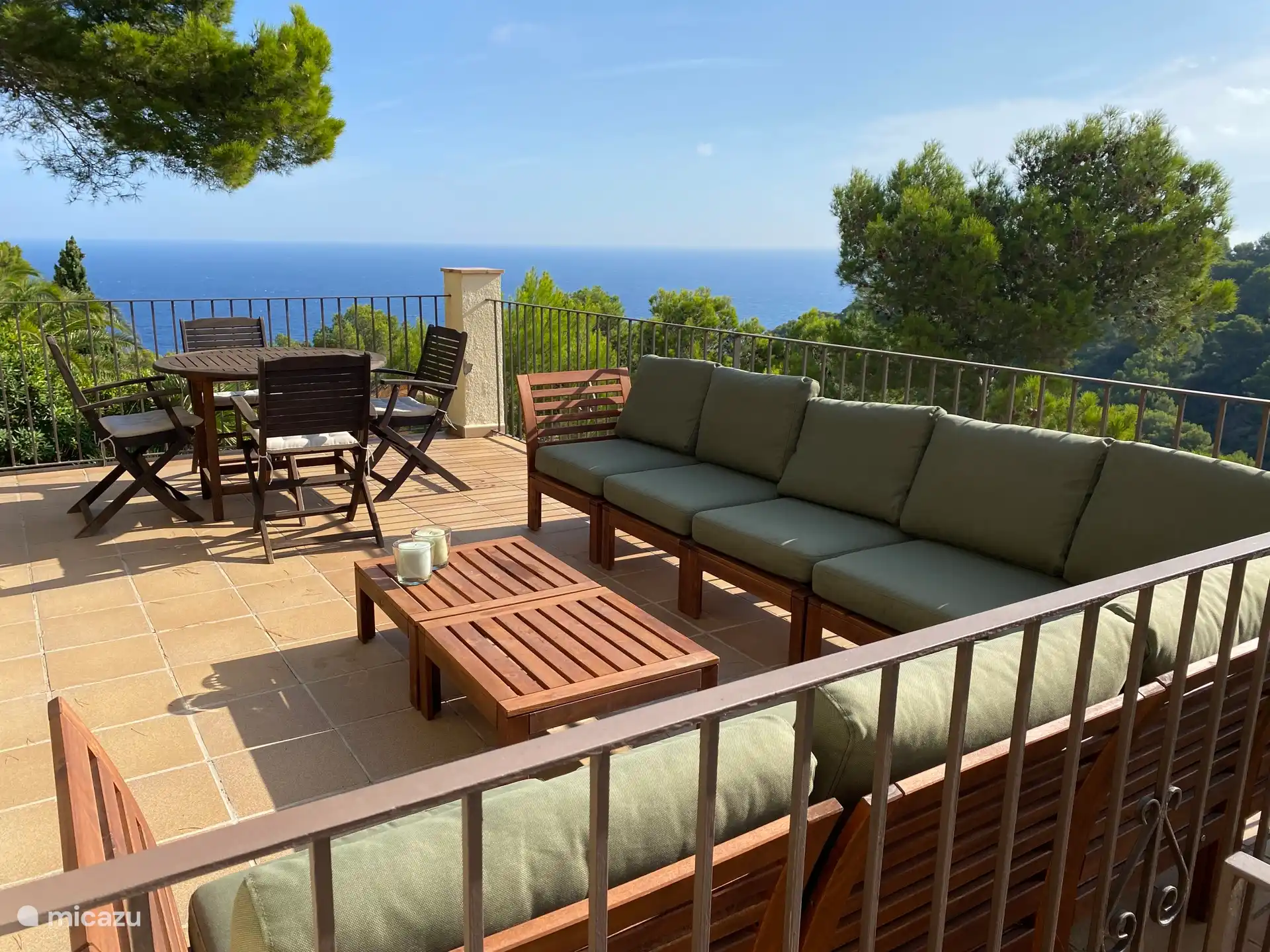 Terrasse avec vue sur la mer.
