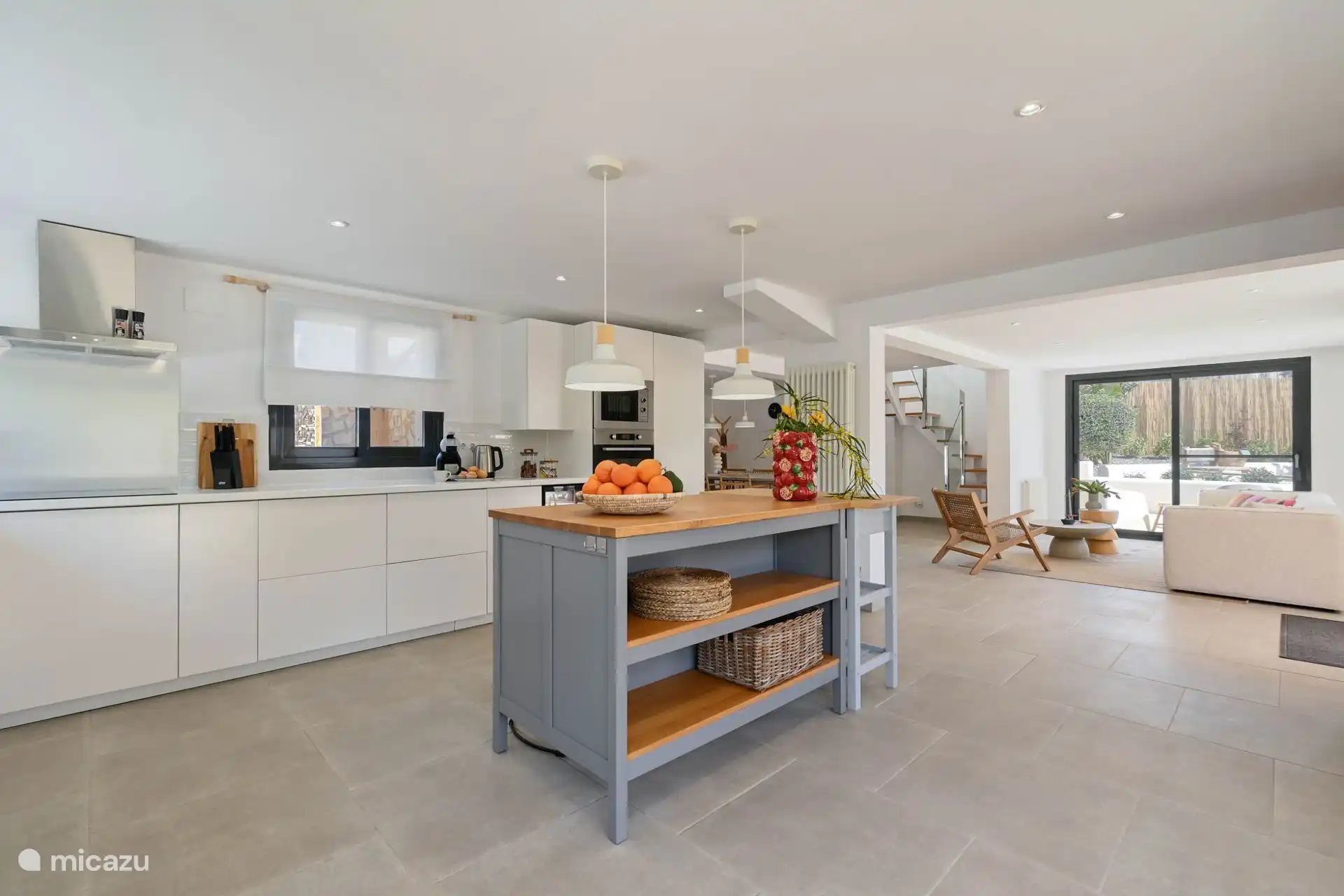 Kitchen, living room, terrace, swimming pool........ everything on 1 living level