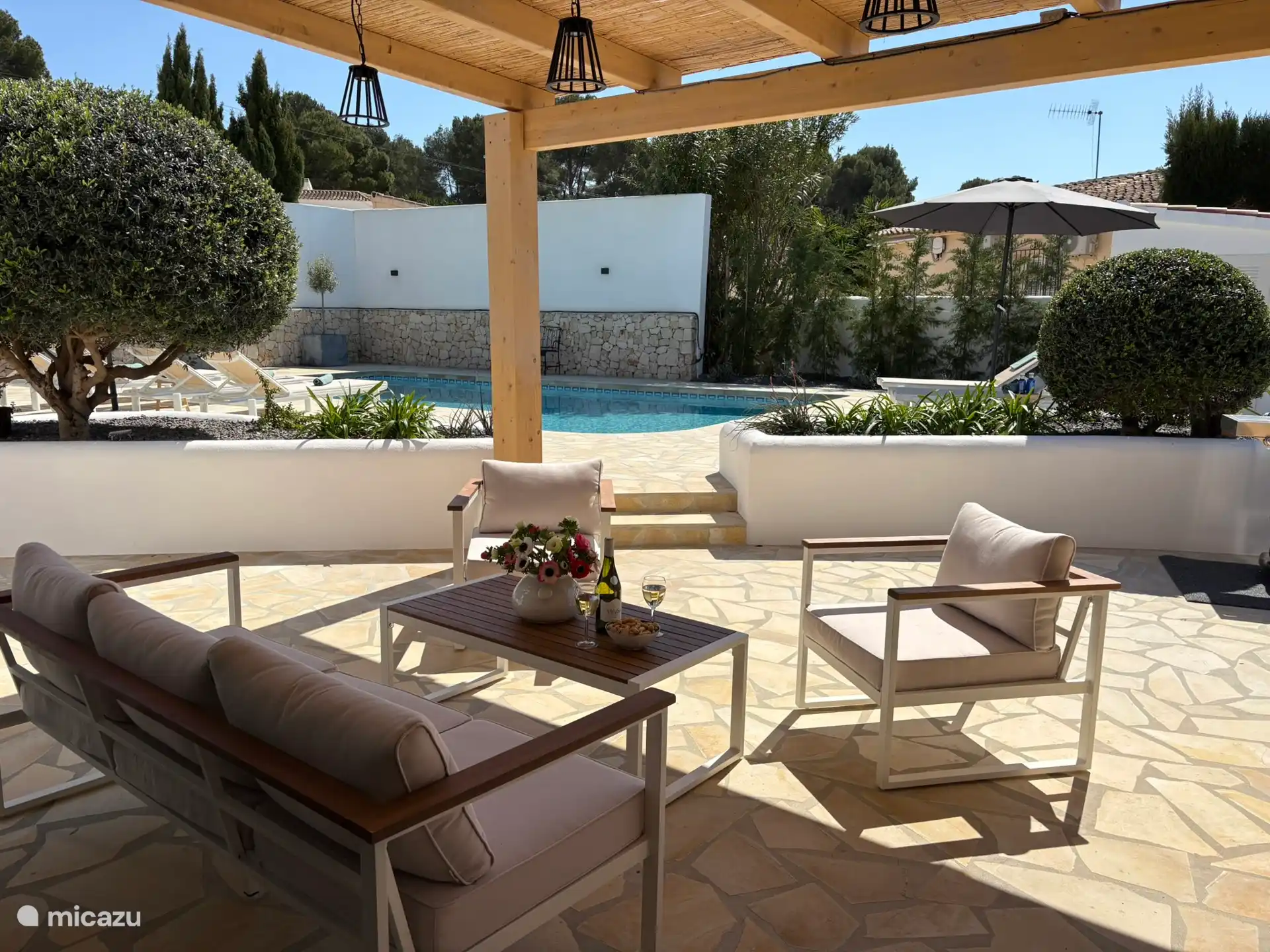 Loungen met zicht op het zwembad