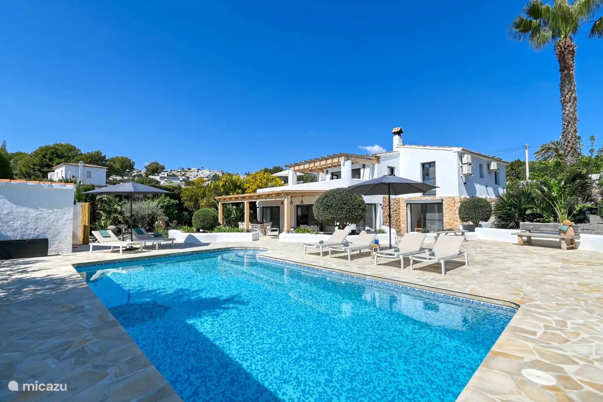 Spacious swimming pool of 10x5 meters with sun terrace