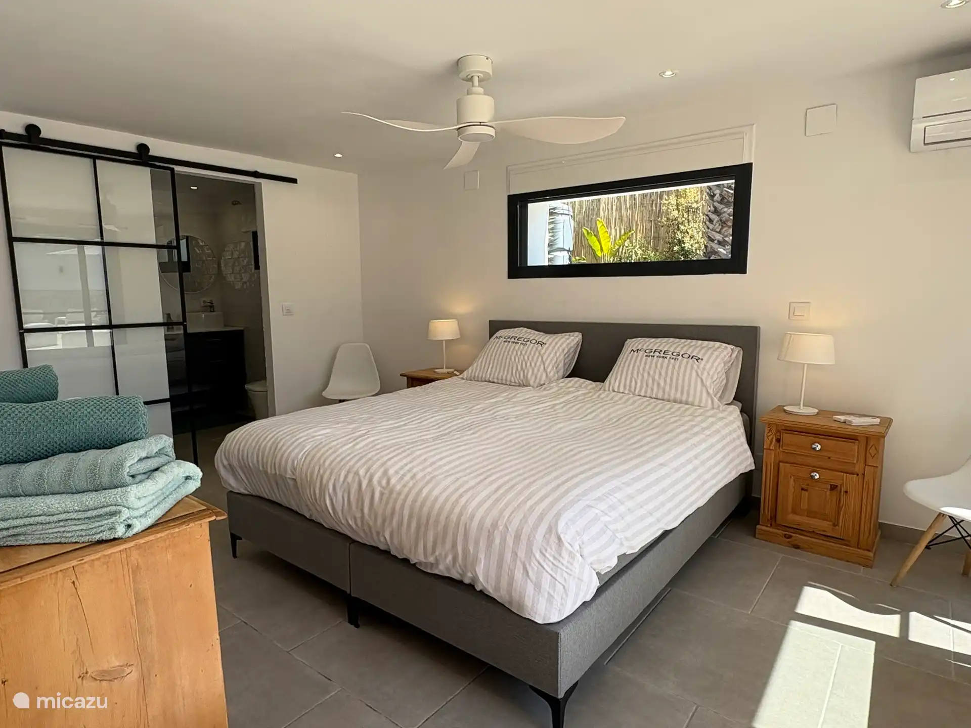 Master bedroom met badkamer ensuite