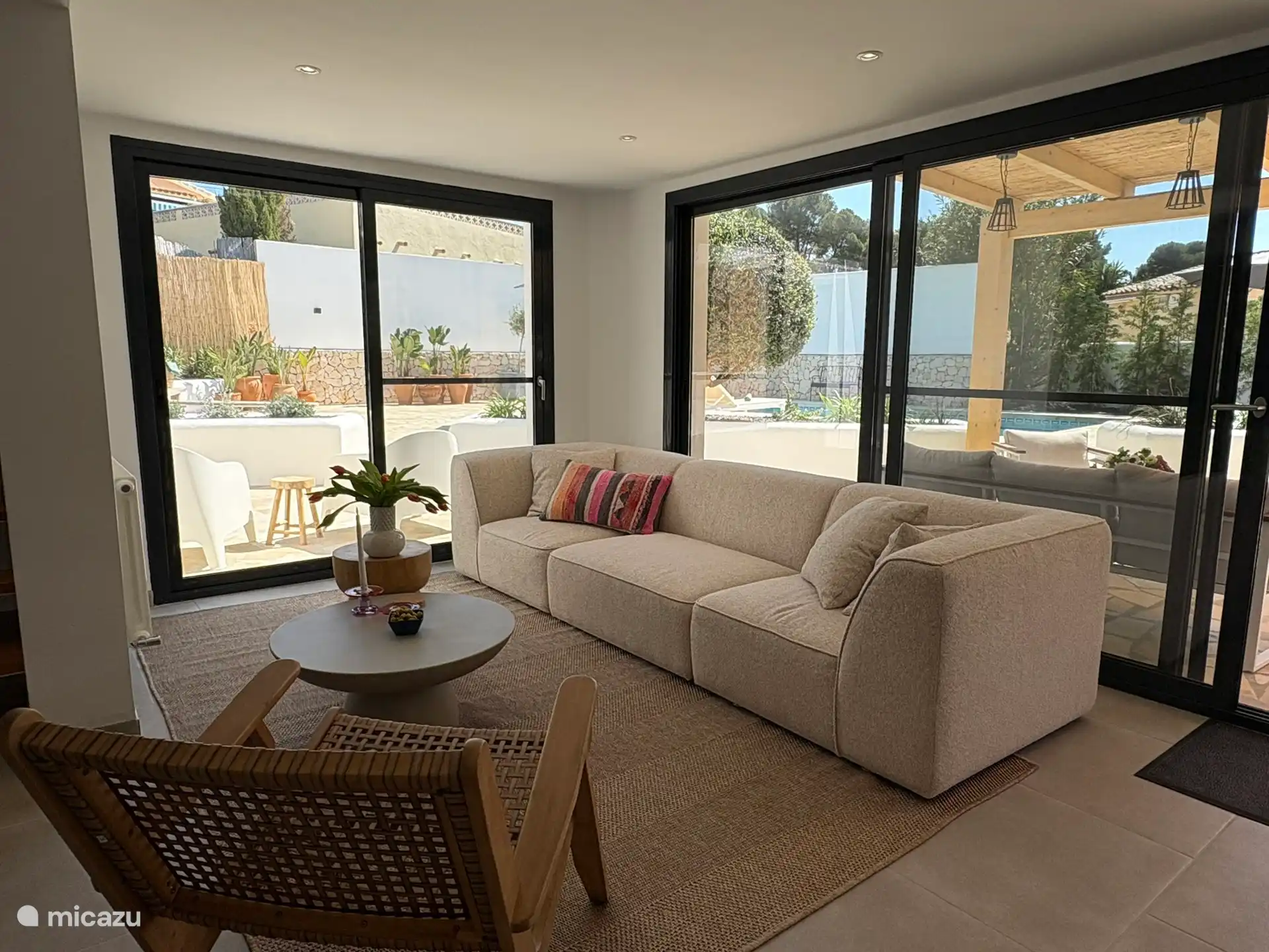 Woonkamer beneden op terras-niveau