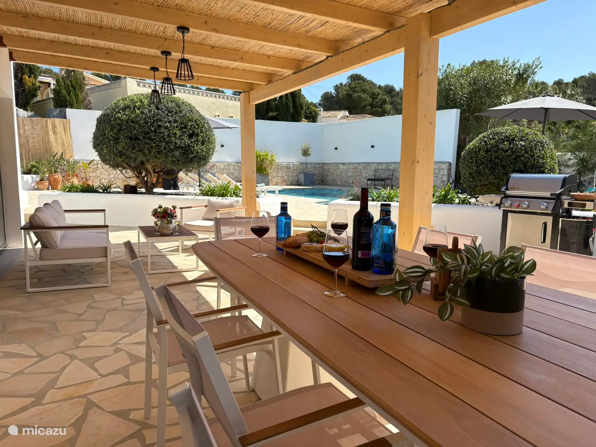 Heerlijk borrelen, bbq-en en eten met elkaar onder de ruime overkapping