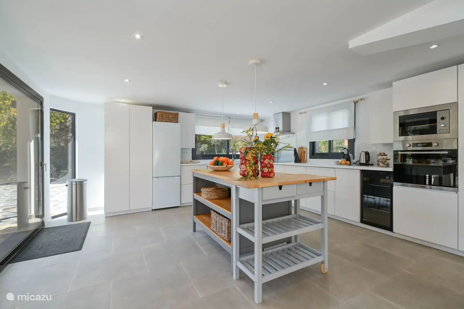Spacious and complete kitchen
