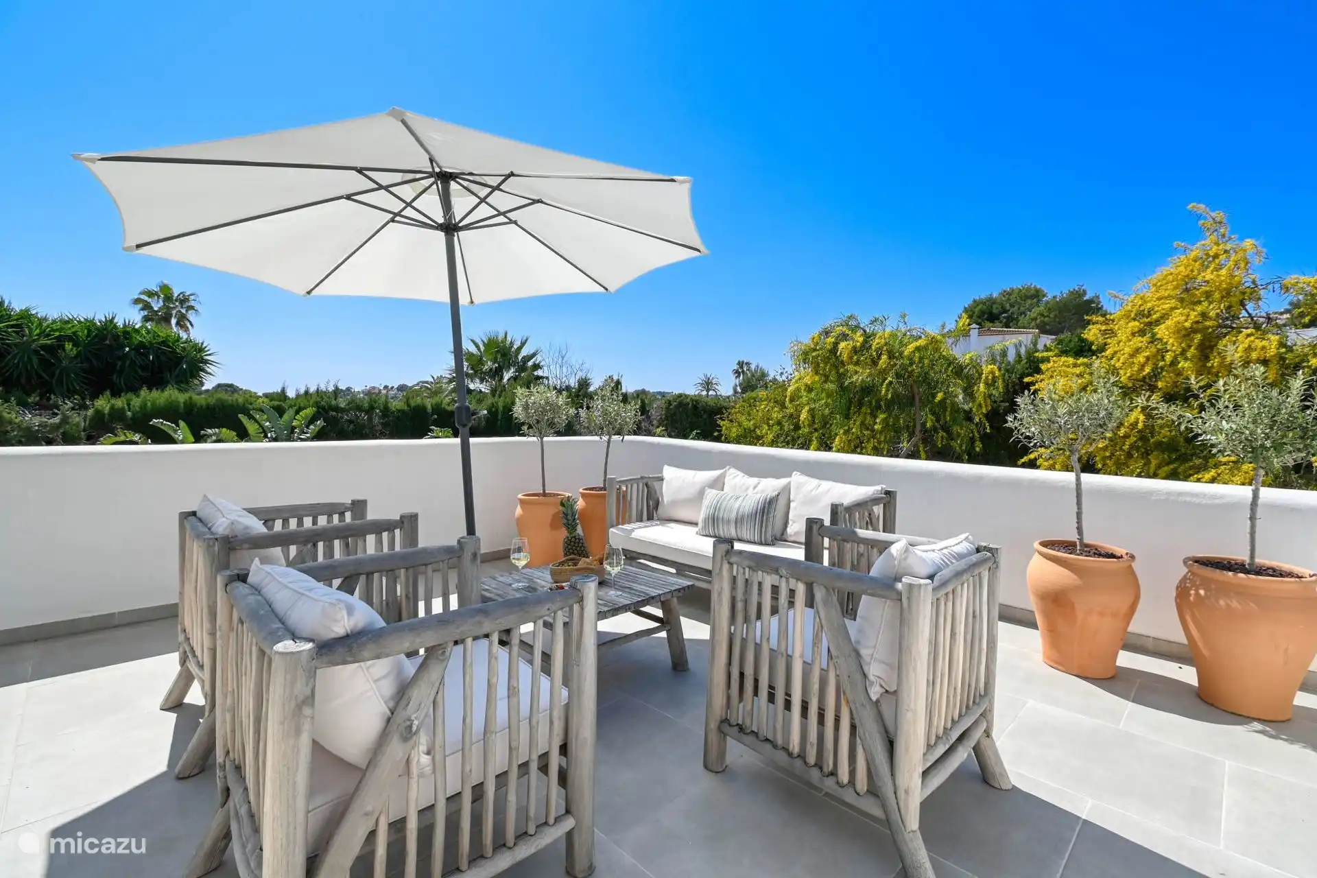 Upstairs terrace with lounge area