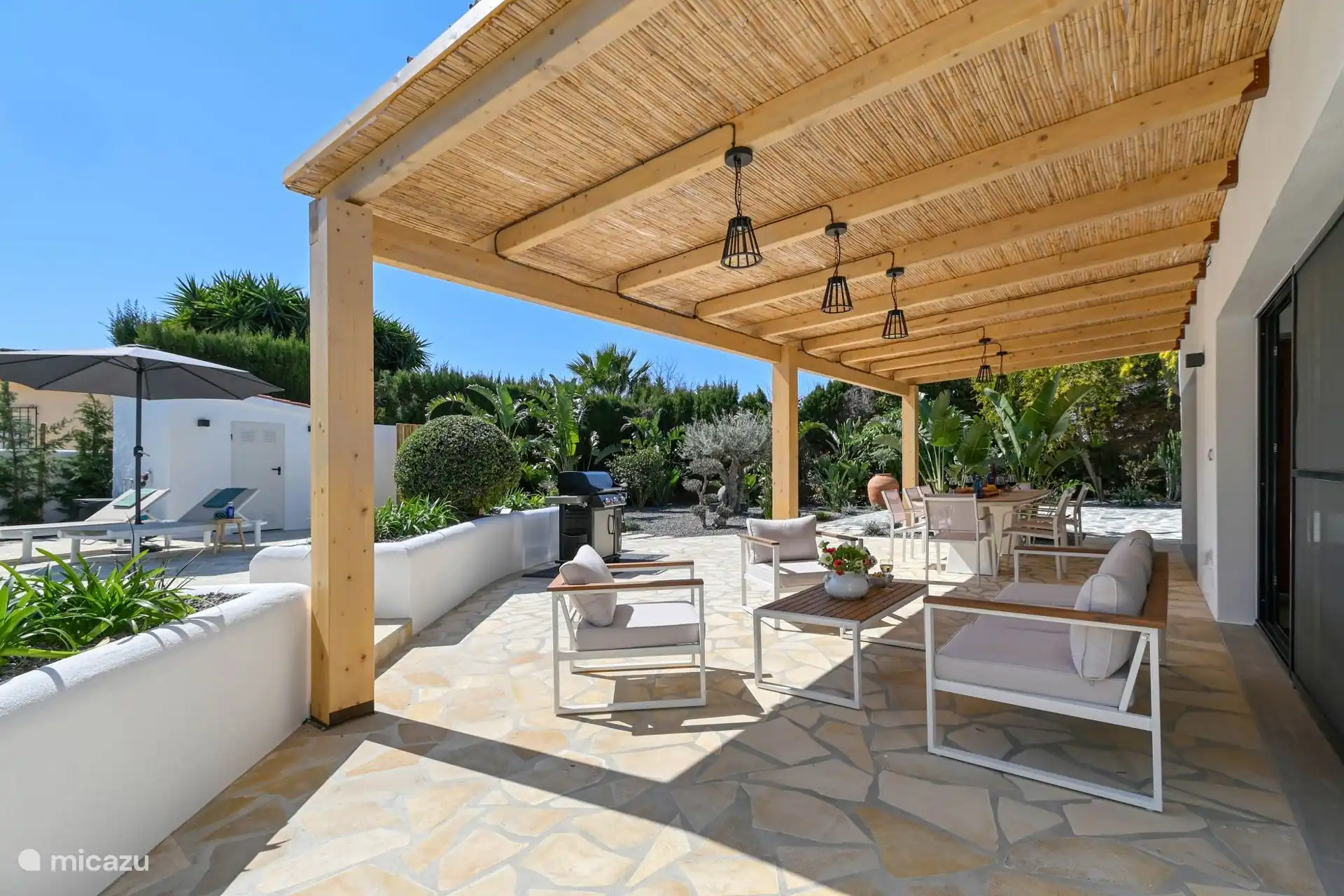 From the canopy a good view of the garden and swimming pool