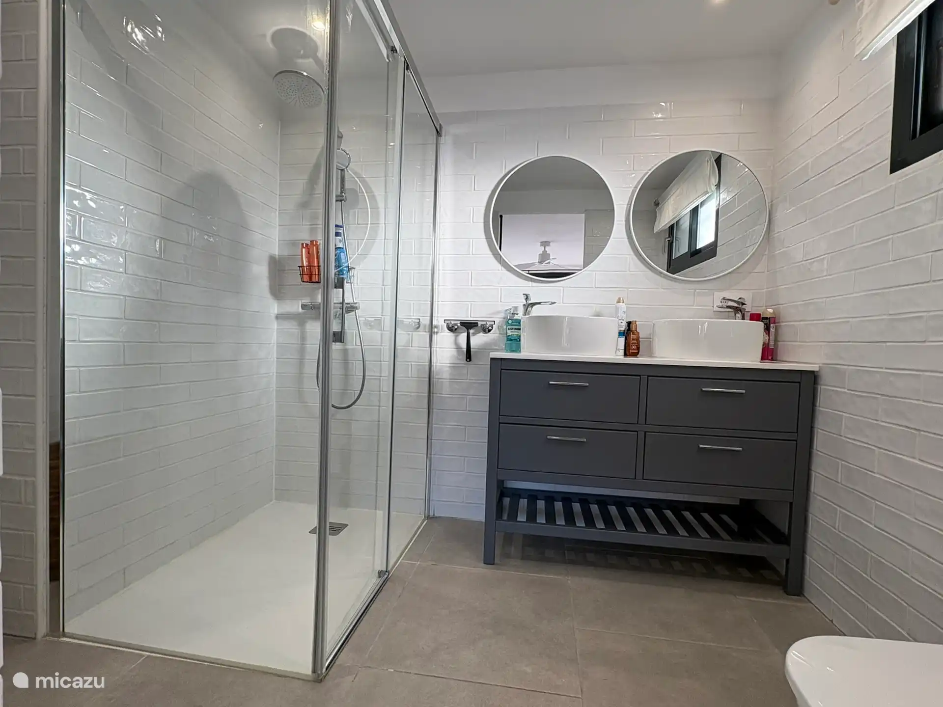 Badkamer beneden ensuite aan de master bedroom