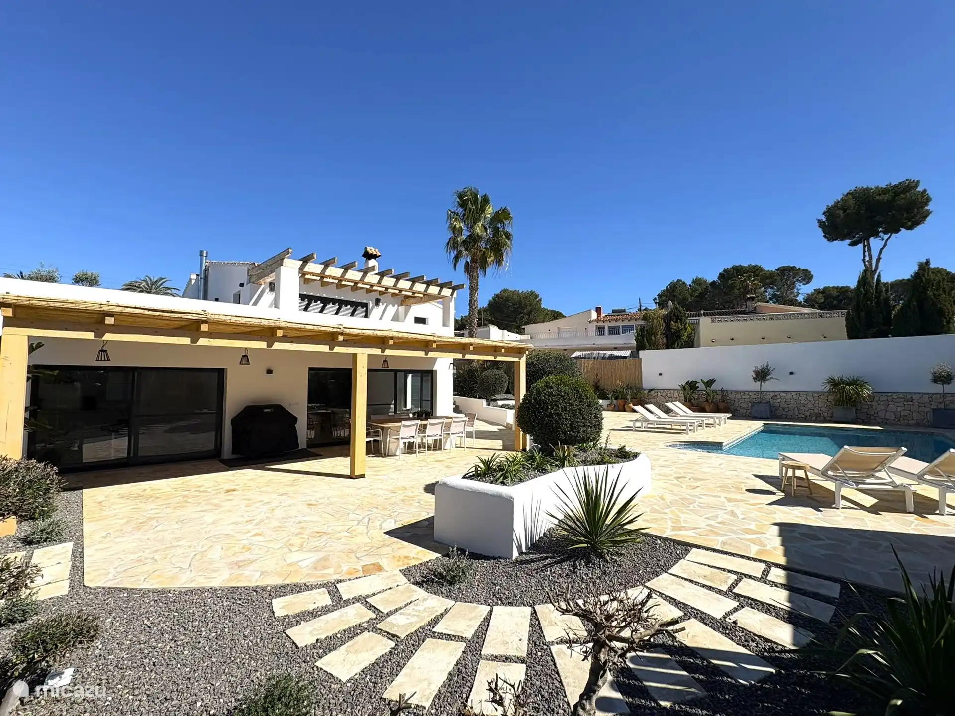 Zicht op de grote naya / overkapping waar je heerlijk in de schaduw kunt dineren