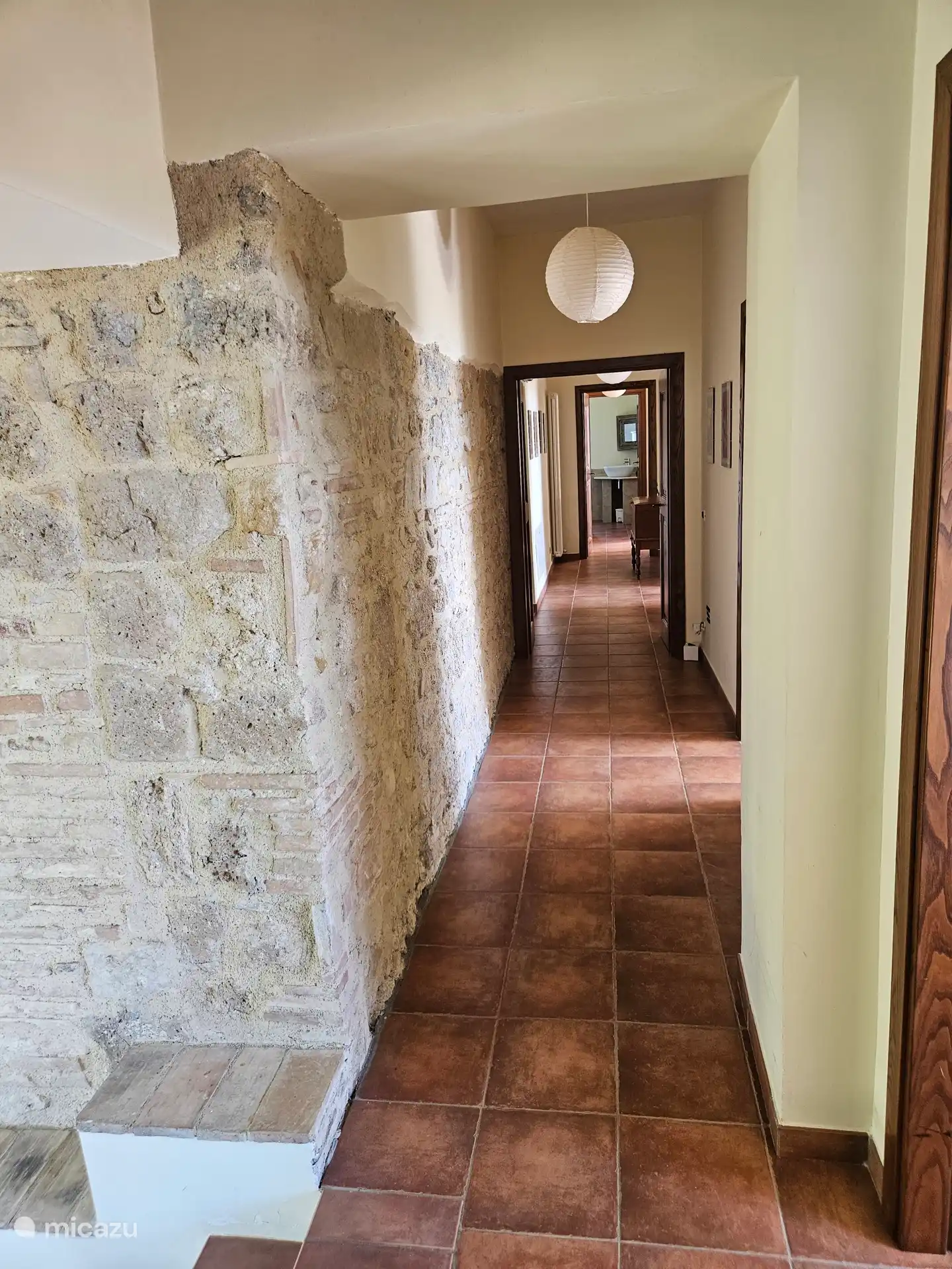 Aan de rechterkant van deze gang zijn 3 geairconditioneerde slaapkamers, en de ensuite doucheruimte aan de zuidelijke slaapkamer bevindt zich aan het uiteinde... De vierde airconditioned slaapkamer grenst aan het terras van de kamer.