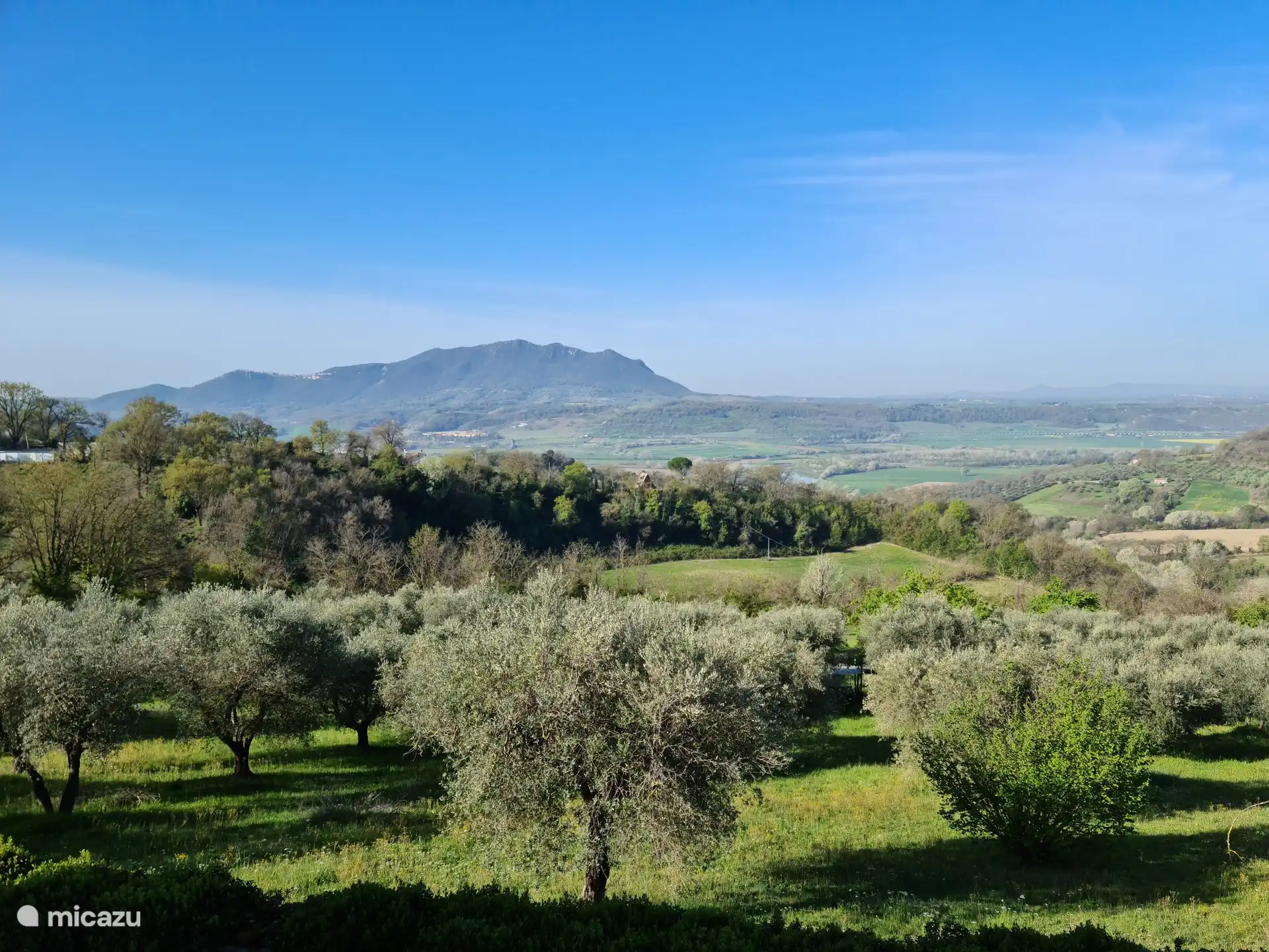 Sorrate Mountain in het westen, met een glimp van de rivier de Tiber ('Tivere') boven de bomen rechts van het midden.  (De rivier is duidelijk te zien in de 90 seconden durende video die op deze foto's volgt.)