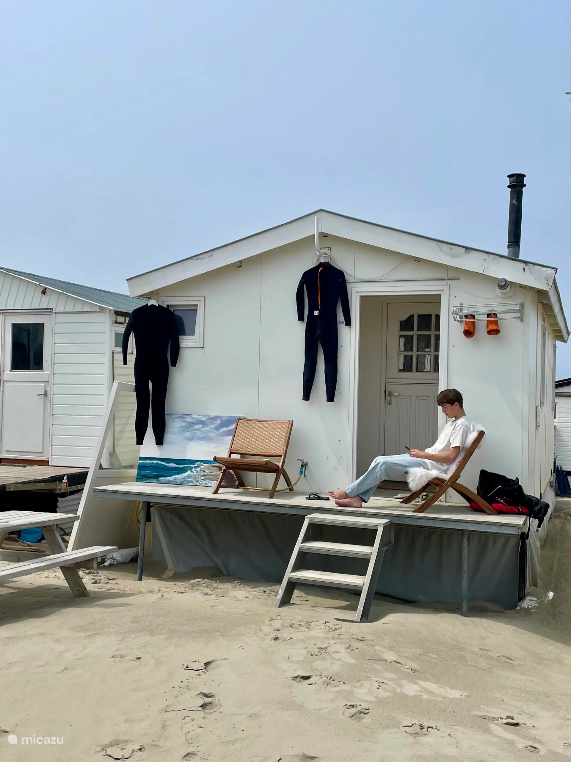 Detrás de la casa, bajo el sol de la mañana