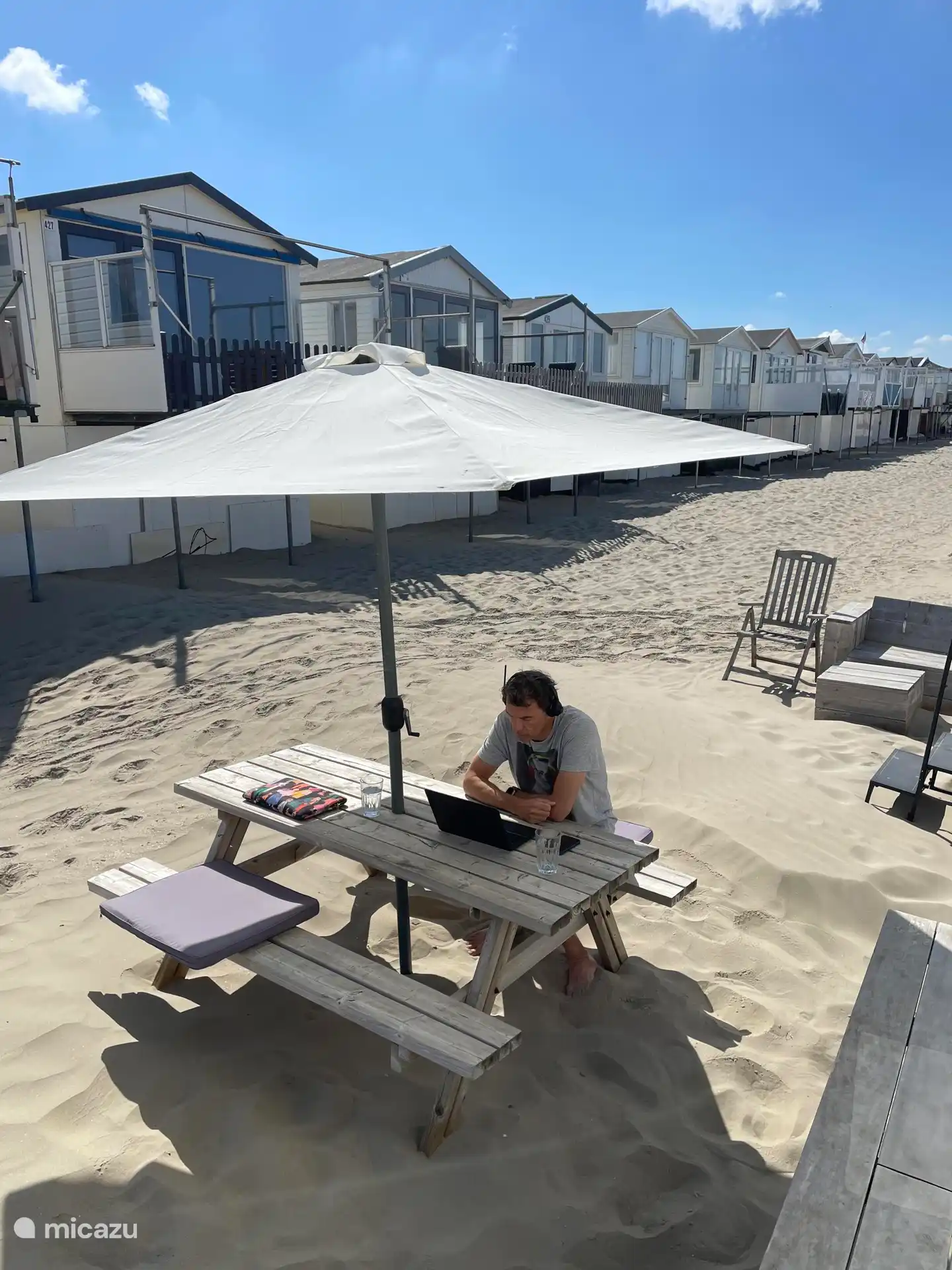 Mesa de picnic detrás