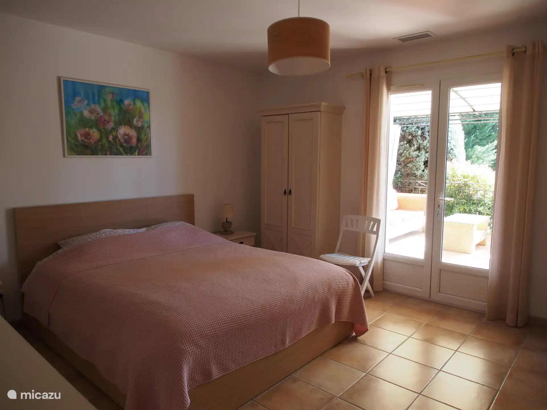 Ouderslaapkamer met toegang tot het terras