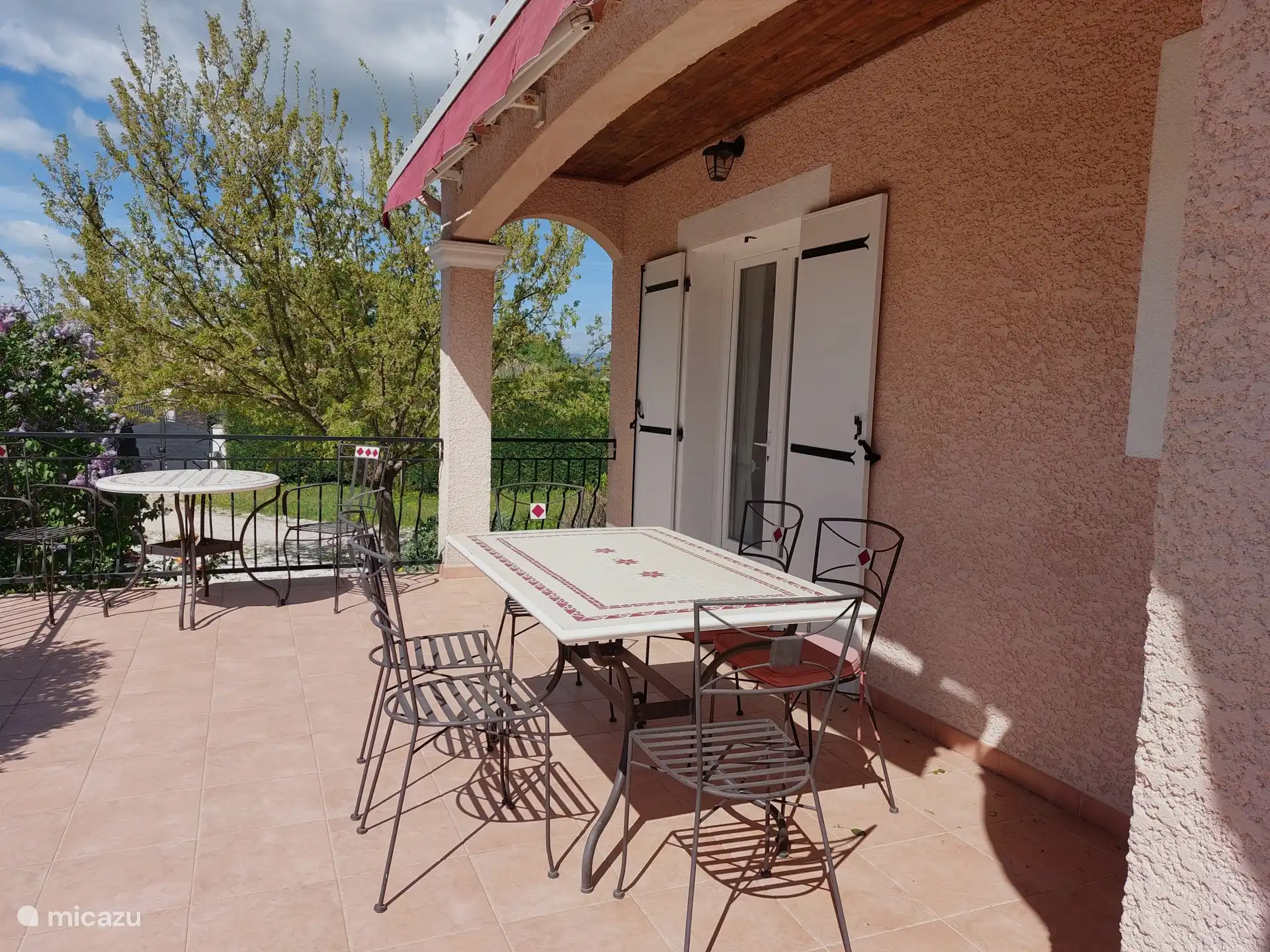 Terras voor zomerse maaltijden