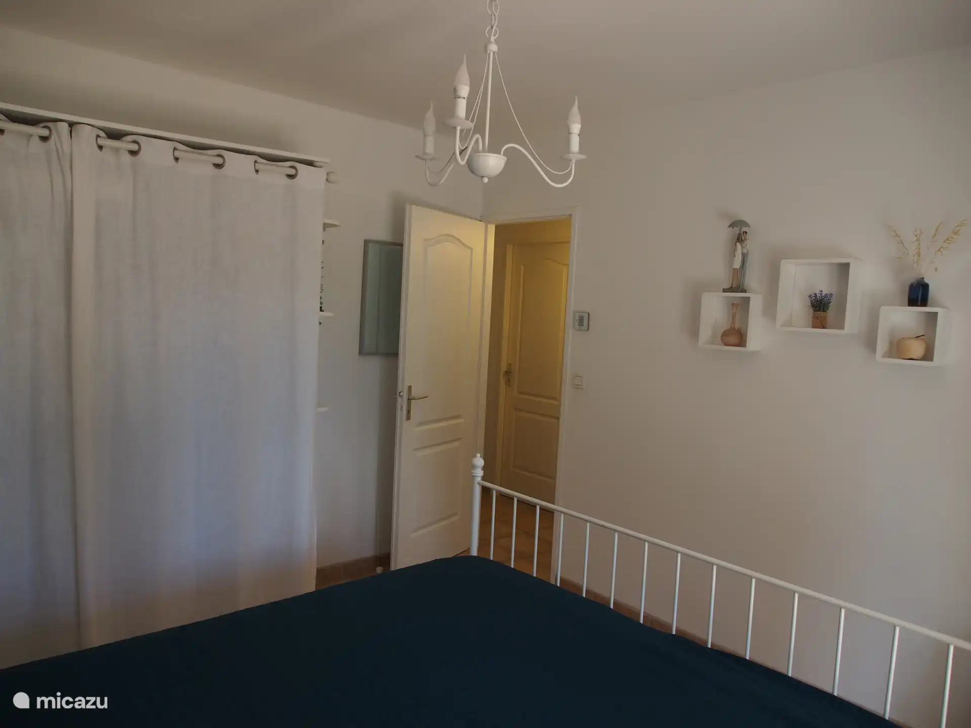 Romantische slaapkamer met toegang tot het terras