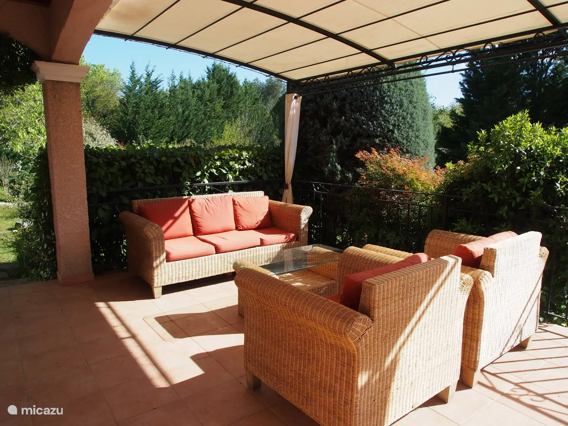 Comfortabele en beschutte buitenlounge