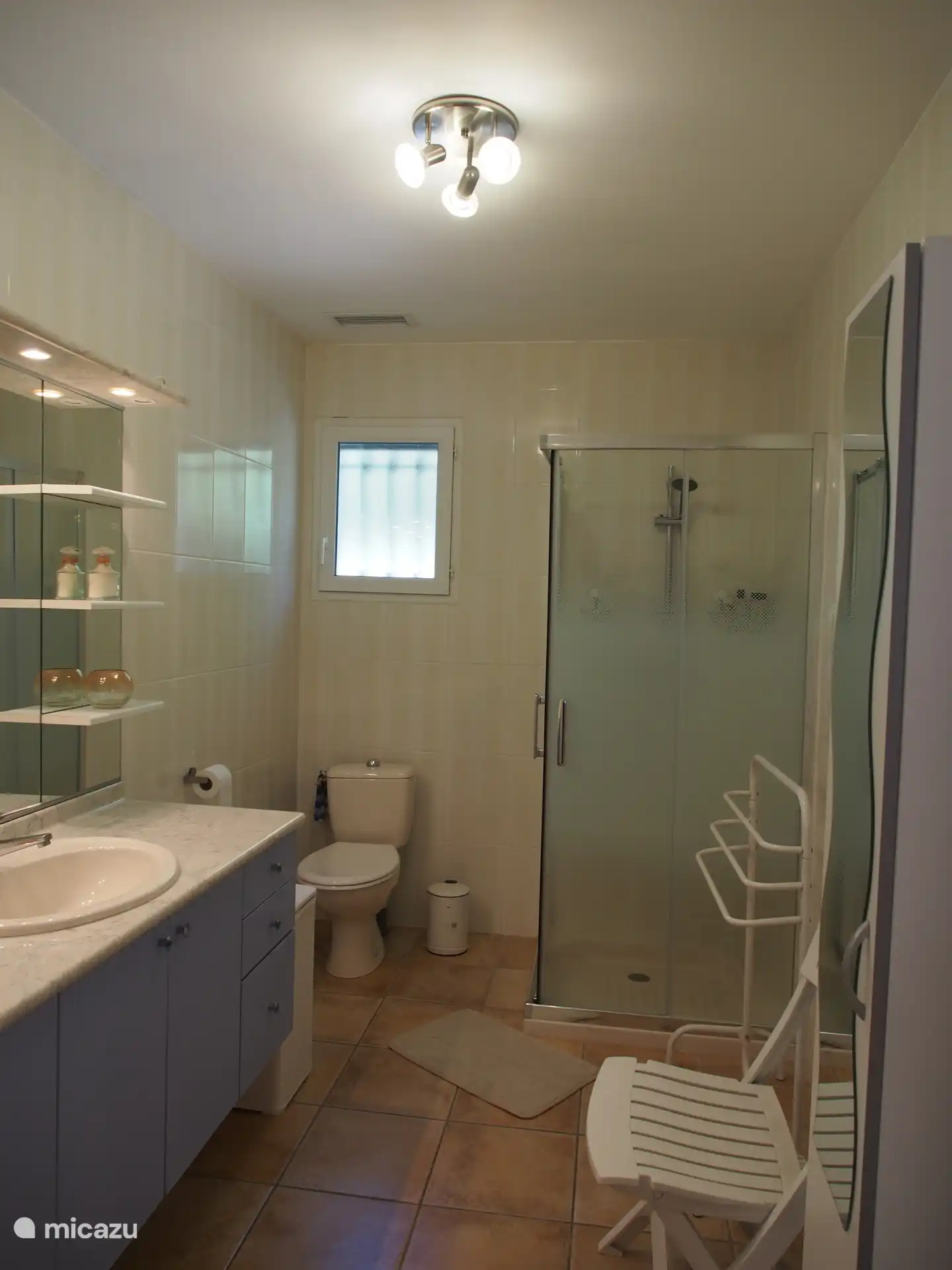 Badkamer en suite met dubbele wastafel