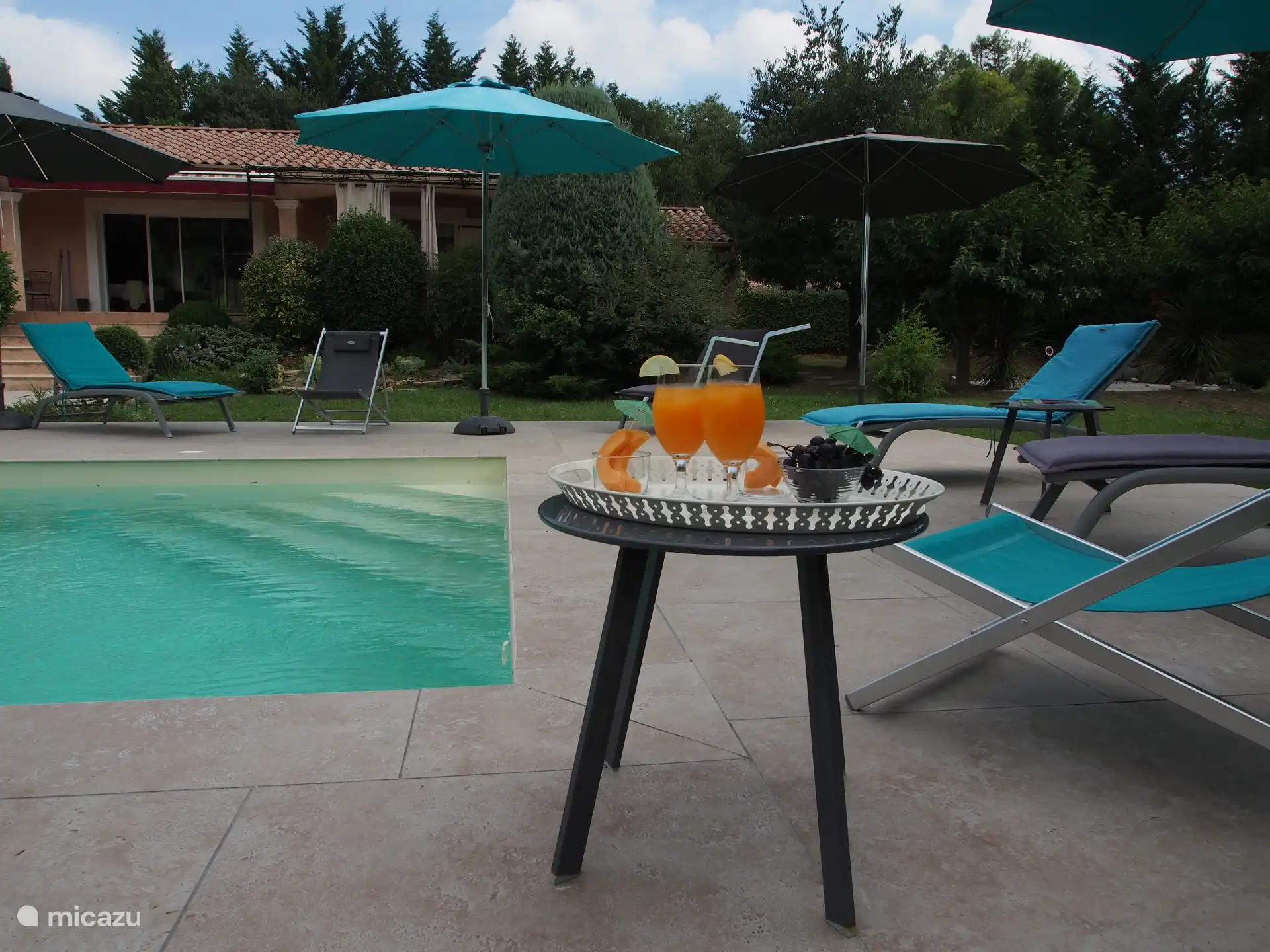 Ontspanningsruimte bij het zwembad