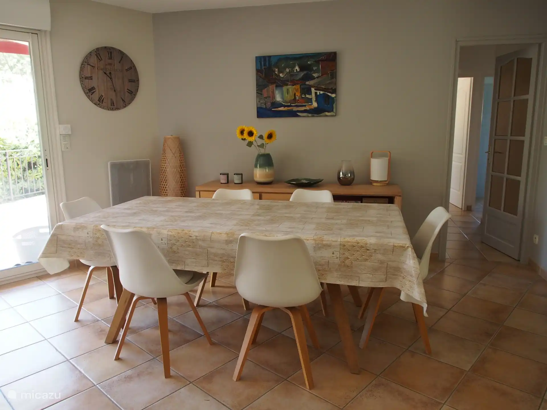 Grote eettafel voor familiemaaltijden