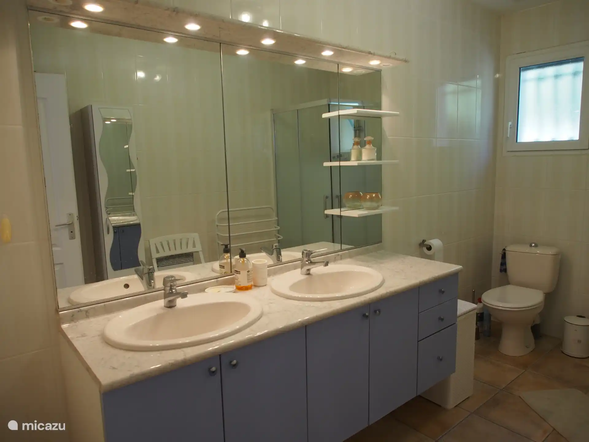 Badkamer en suite met dubbele wastafel