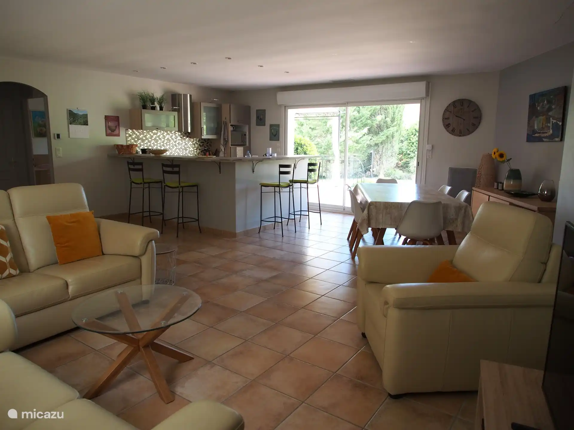 Lichte woonkamer met uitzicht op de tuin