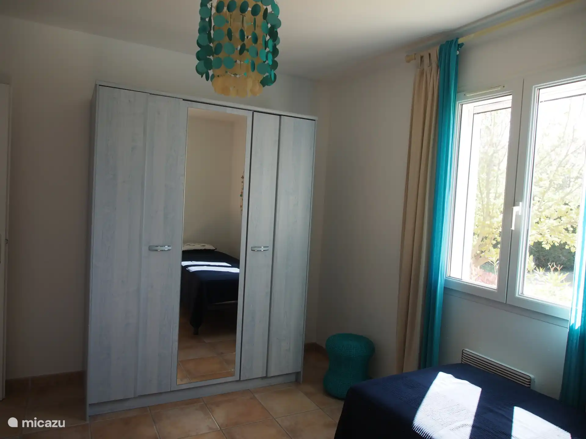 Blauwe slaapkamer met tweepersoonsbed (splitsbaar)