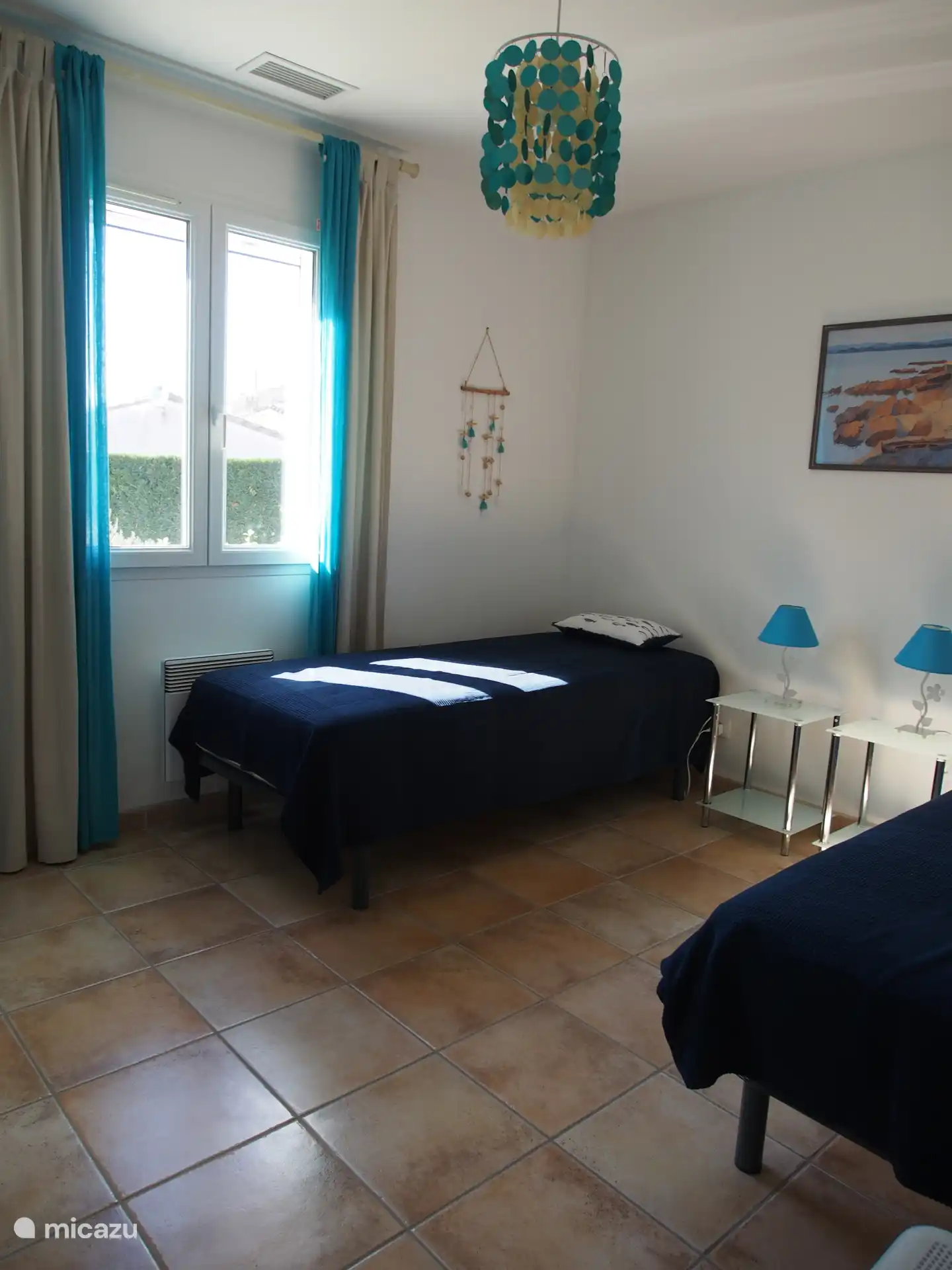 Blauwe slaapkamer met tweepersoonsbed (splitsbaar)