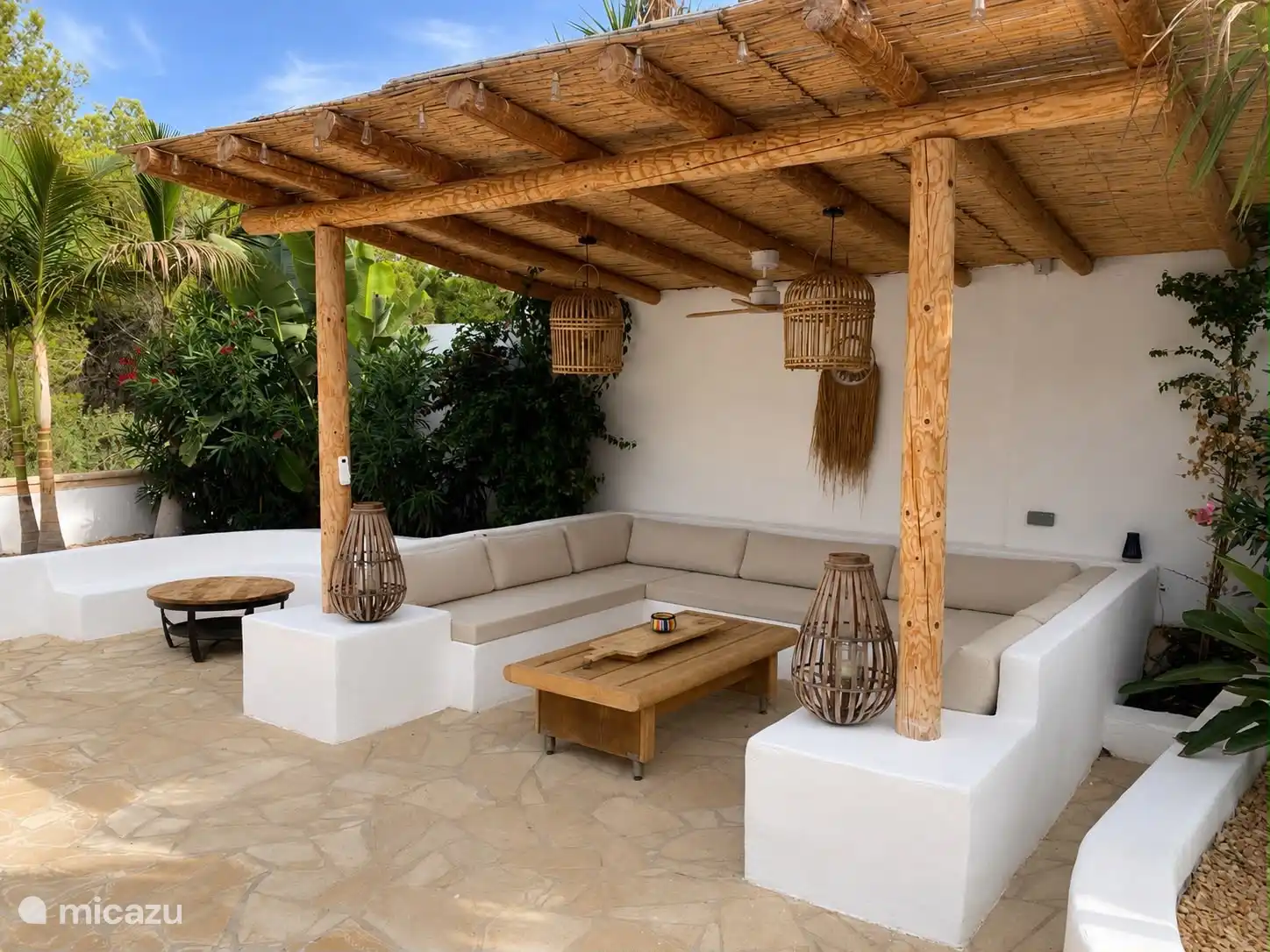 Diese reizvolle Pergola ist mit Beleuchtung und Deckenventilator ausgestattet und bietet fantastische Ausblicke auf den Pool, bunte Blumen und Bäume.