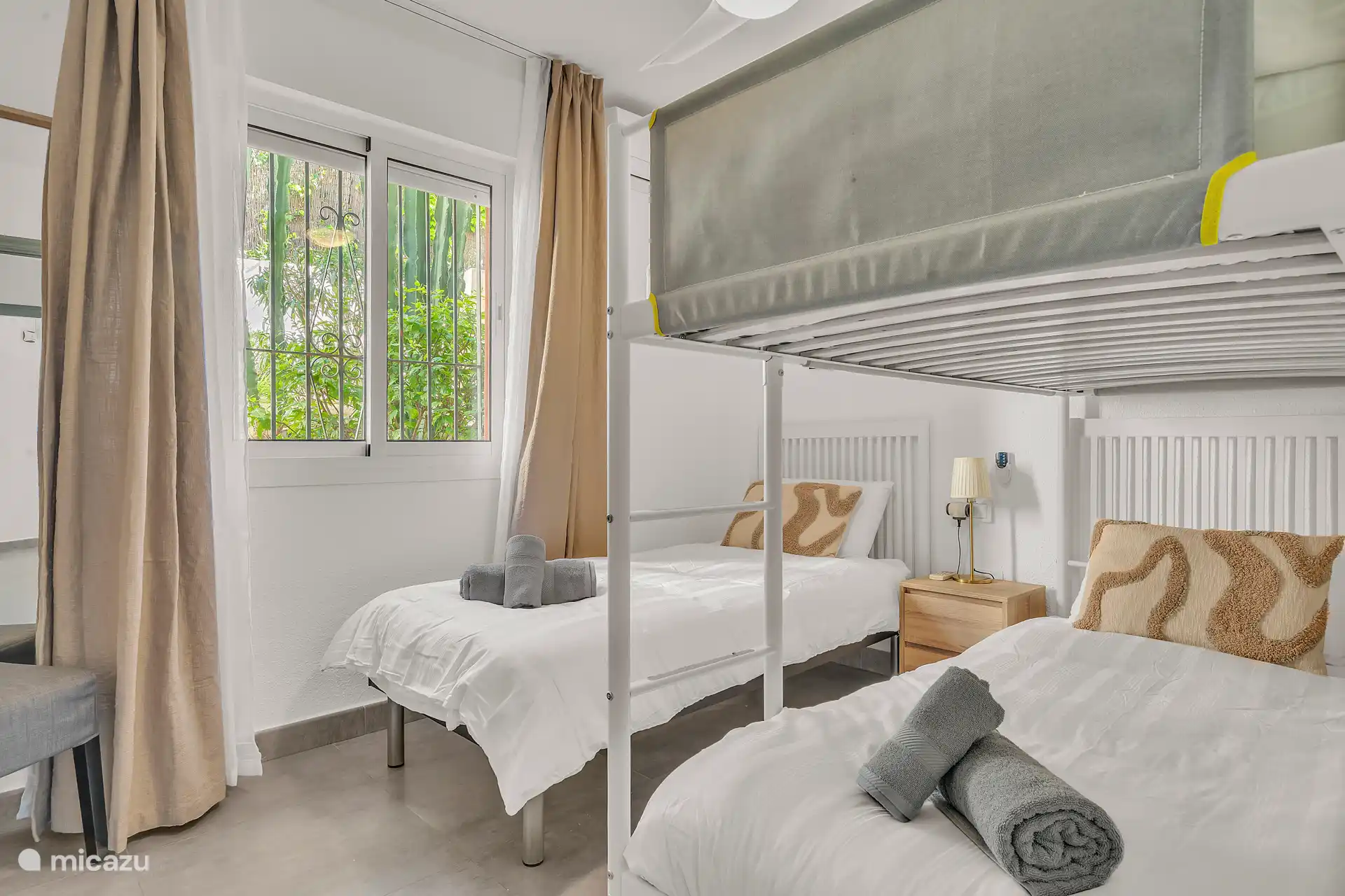 Chambre 2 avec vue sur le jardin.