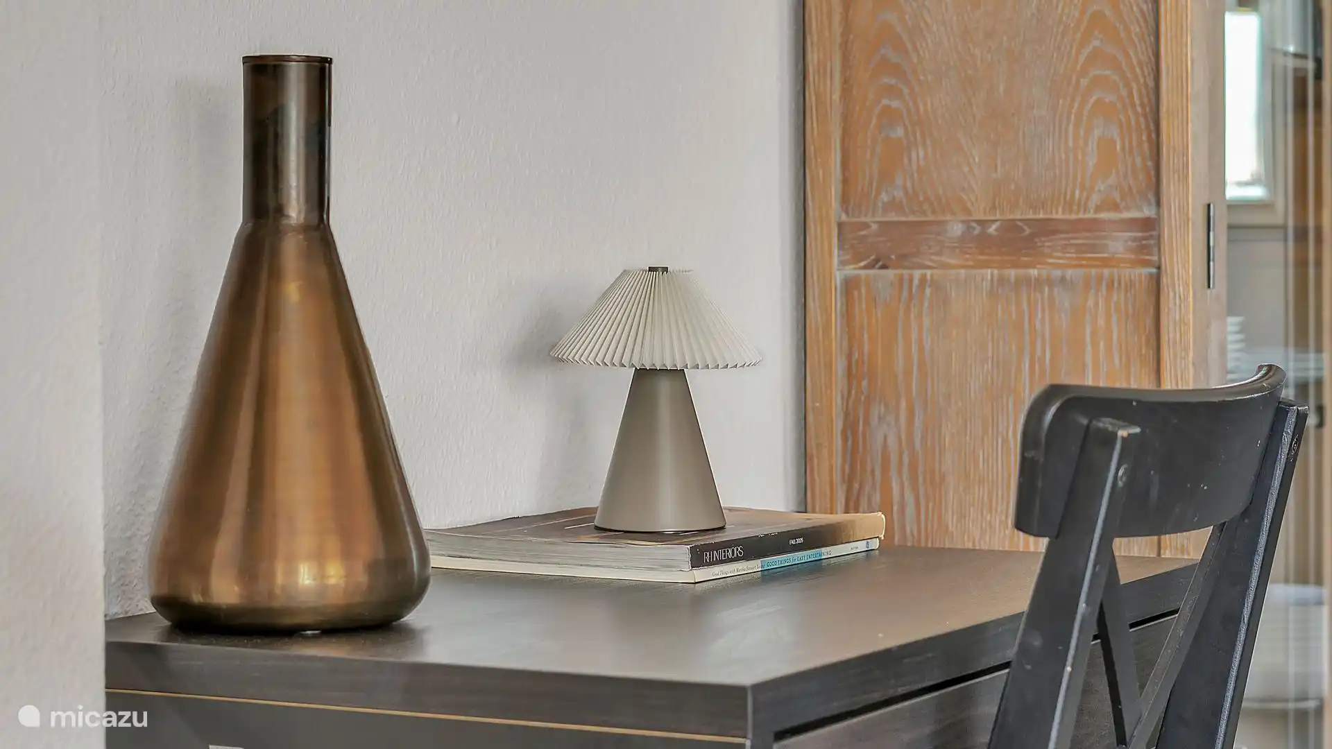 Dans le tiroir du lieu de travail, vous trouverez les instructions pour tous les appareils, les piles de rechange et une trousse de premiers secours.