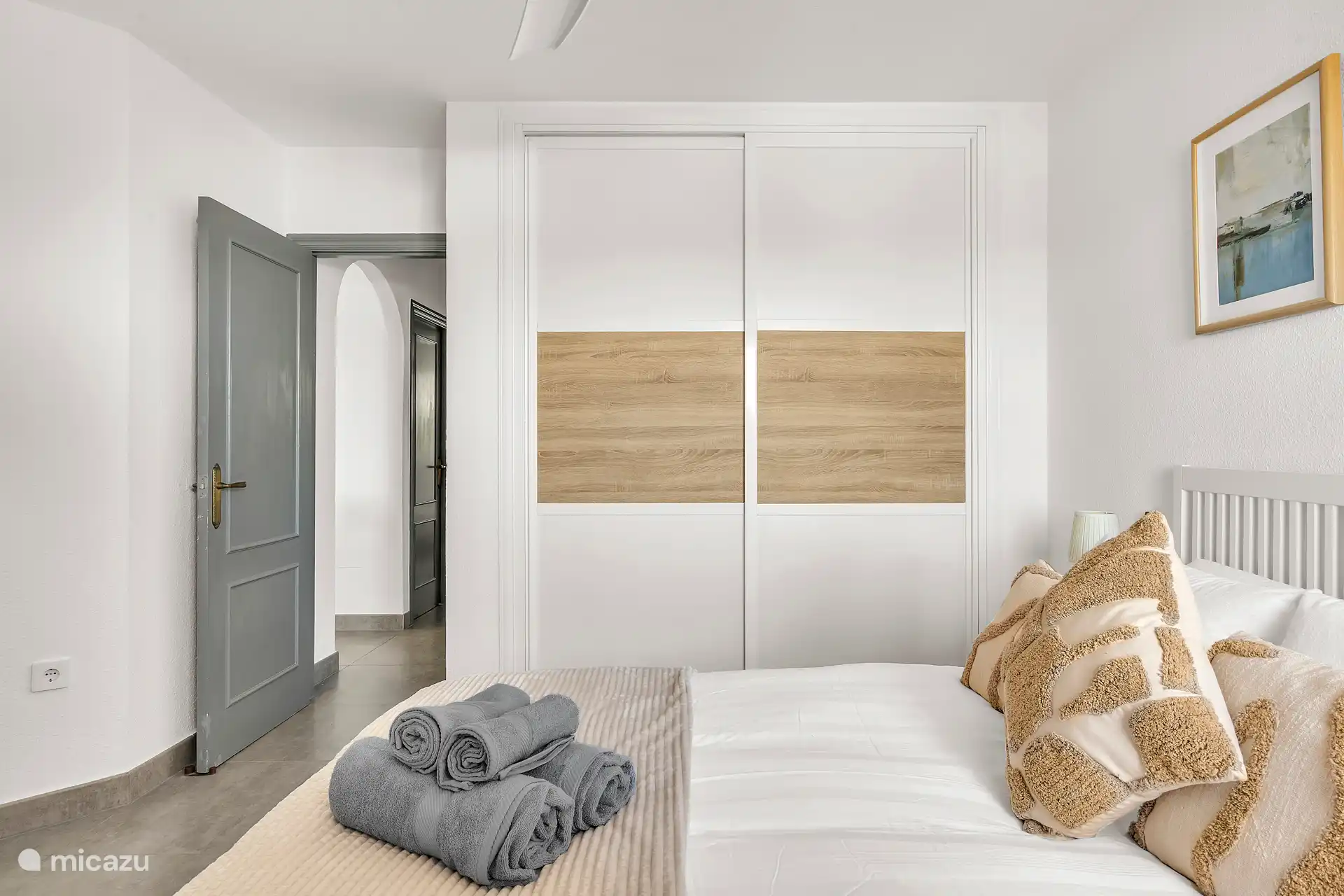 Armoire à porte coulissante avec planche à repasser, fer à repasser et séchoir. Vos vêtements vous vont aussi facilement ici.