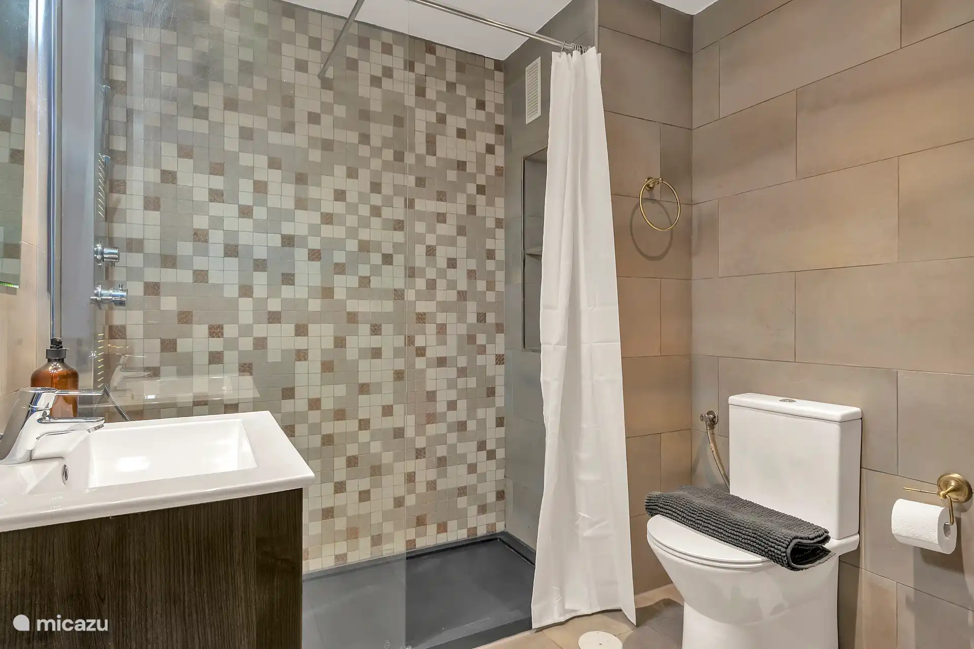 Salle de bain 1, sèche-cheveux disponible.