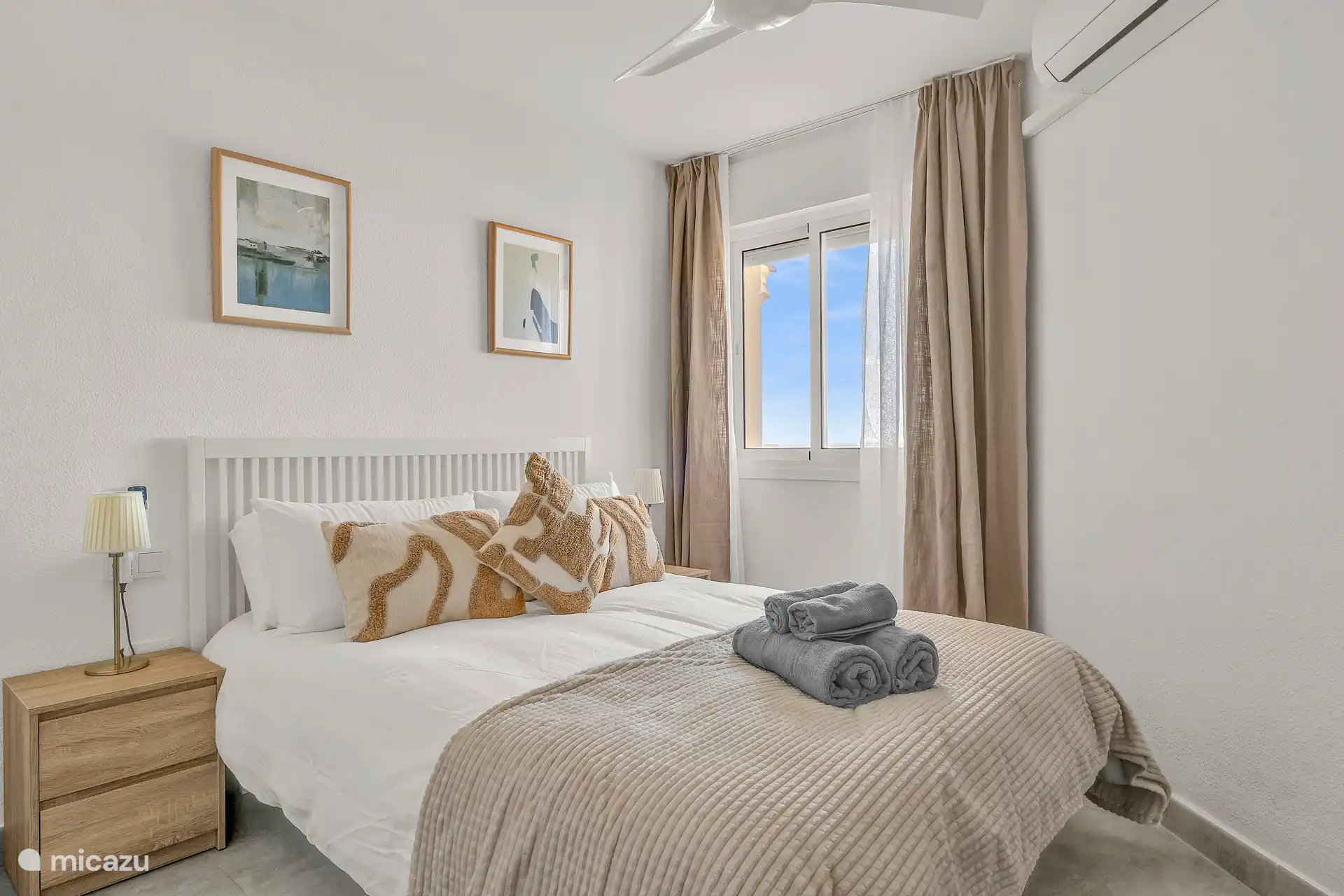 Chambre principale avec vue sur la mer et beaucoup d’espace dans le placard.