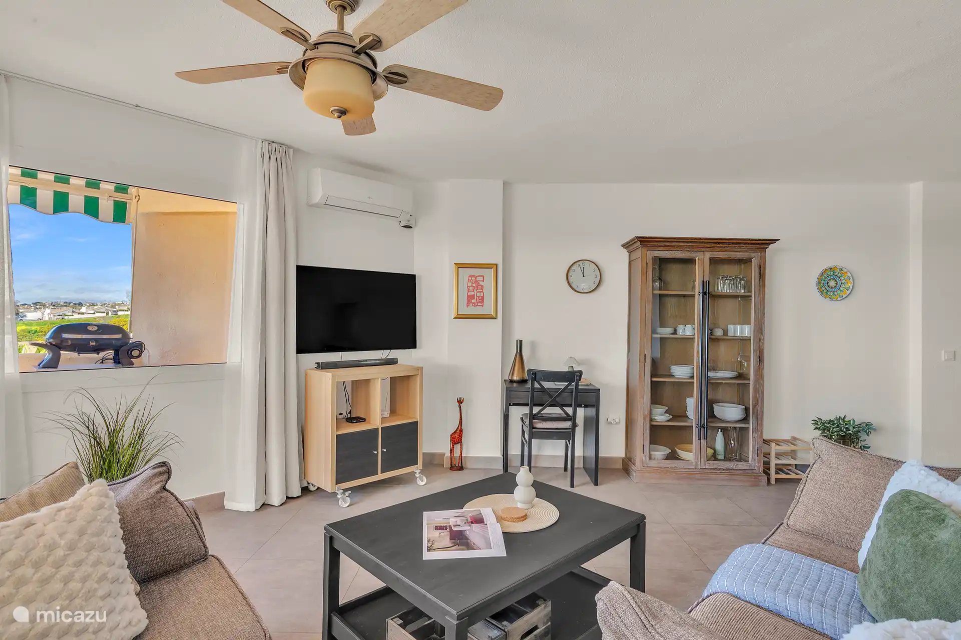 Smart TV avec services de streaming et chaînes de télévision internationales.