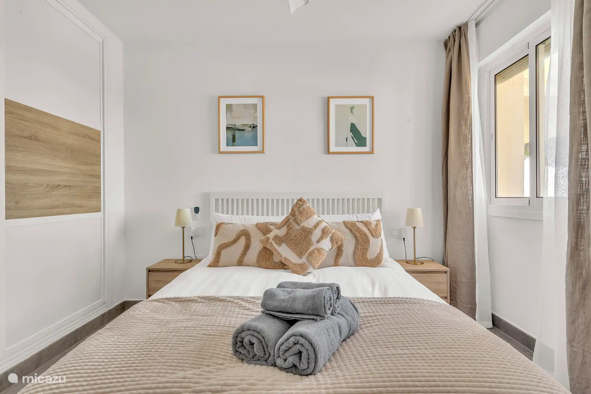 Lit double confortable de 200 cm pour une bonne nuit de sommeil.