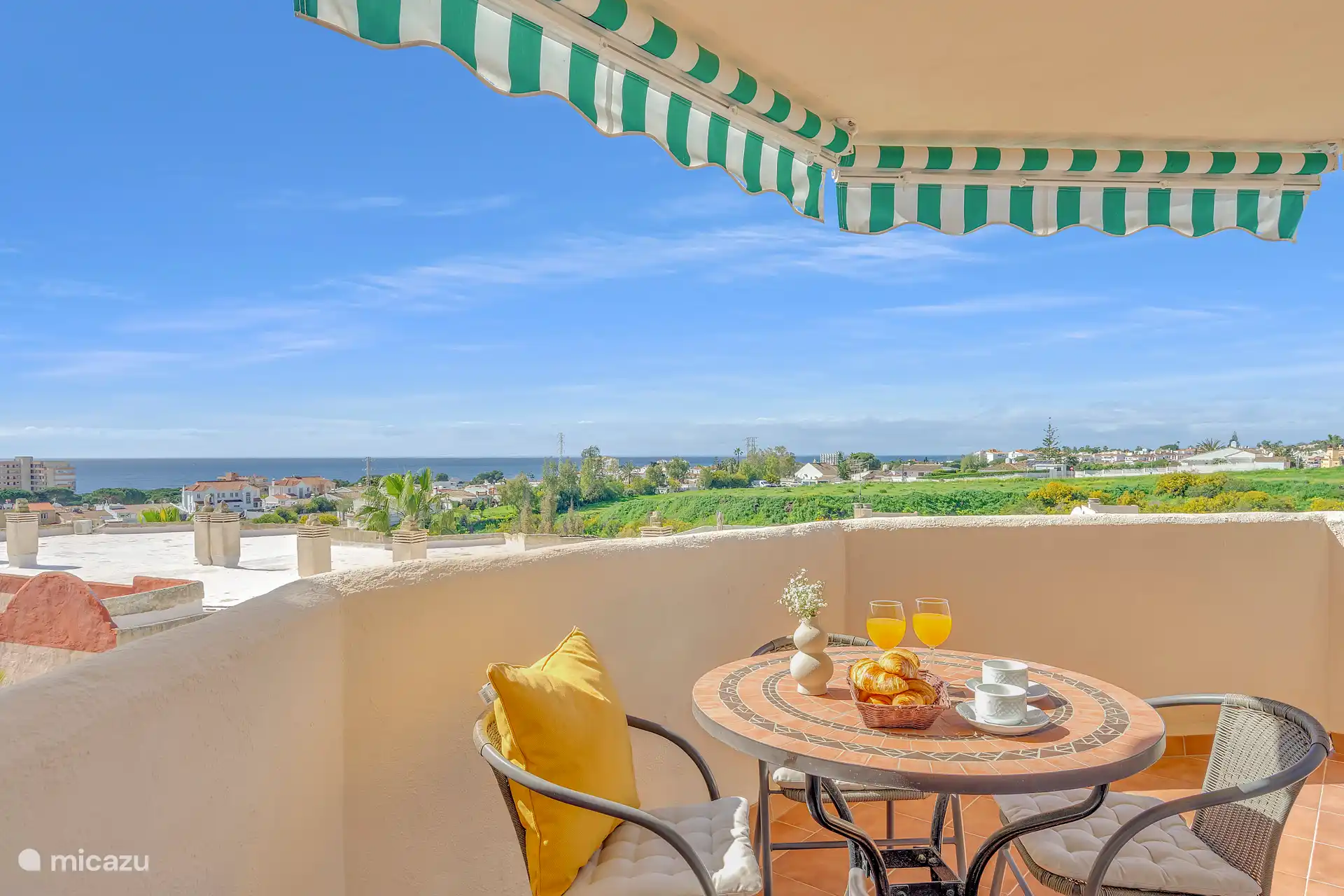 Le balcon est équipé de toits tout autour.