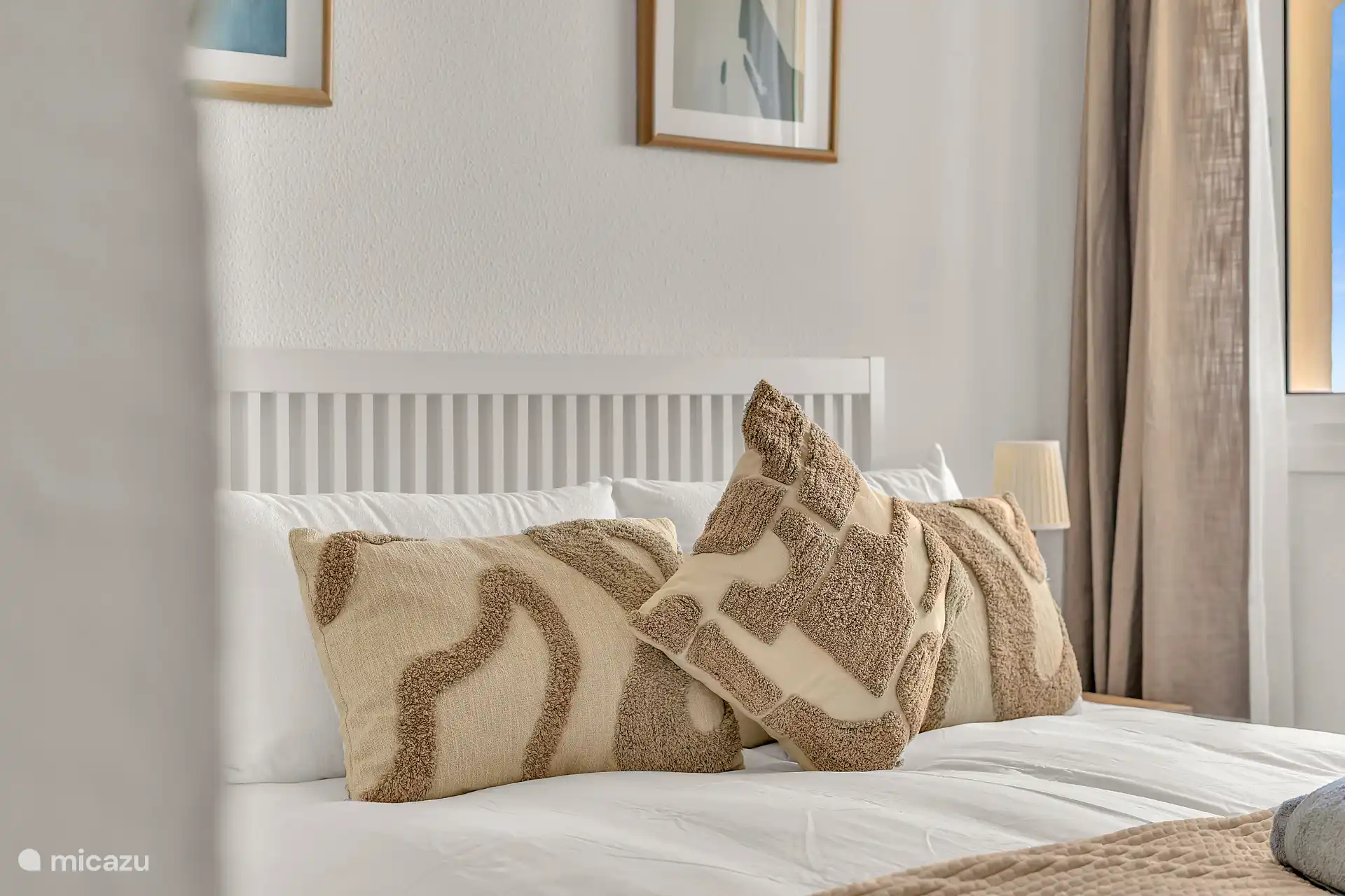 Les fenêtres de la chambre sont équipées de volets, ce qui vous permet de vous protéger du soleil intense et de la chaleur.