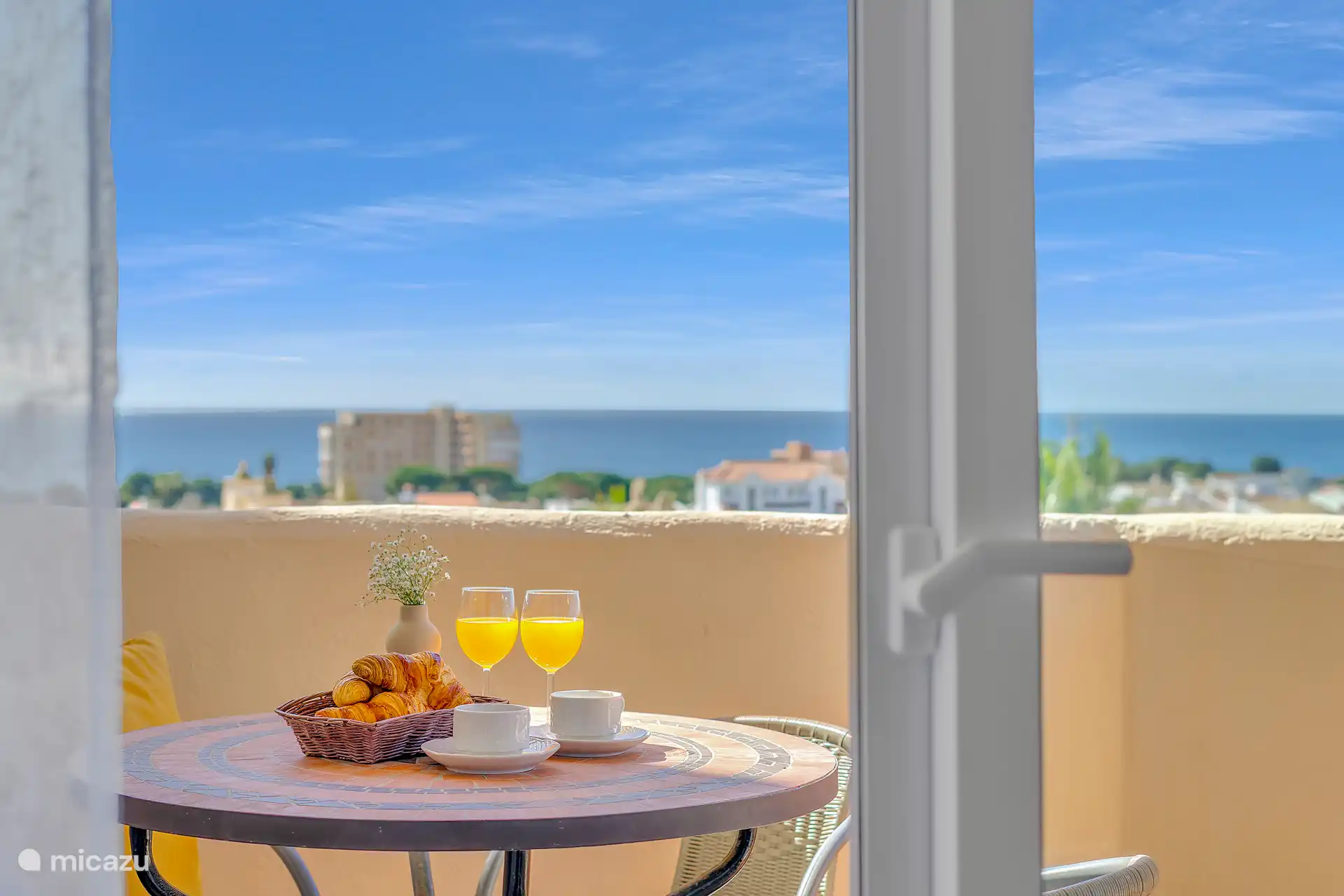 Vue panoramique sur la mer.