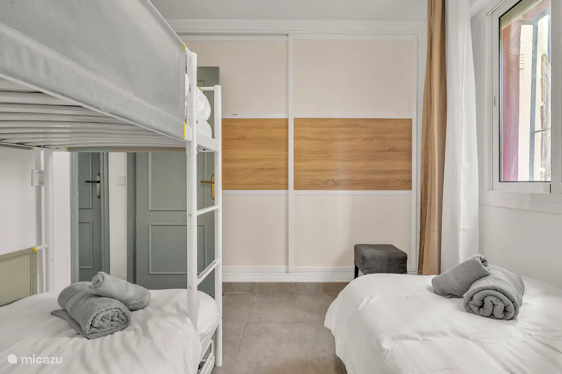 Aussi, dans la chambre 2, il y a beaucoup d’espace dans le placard.