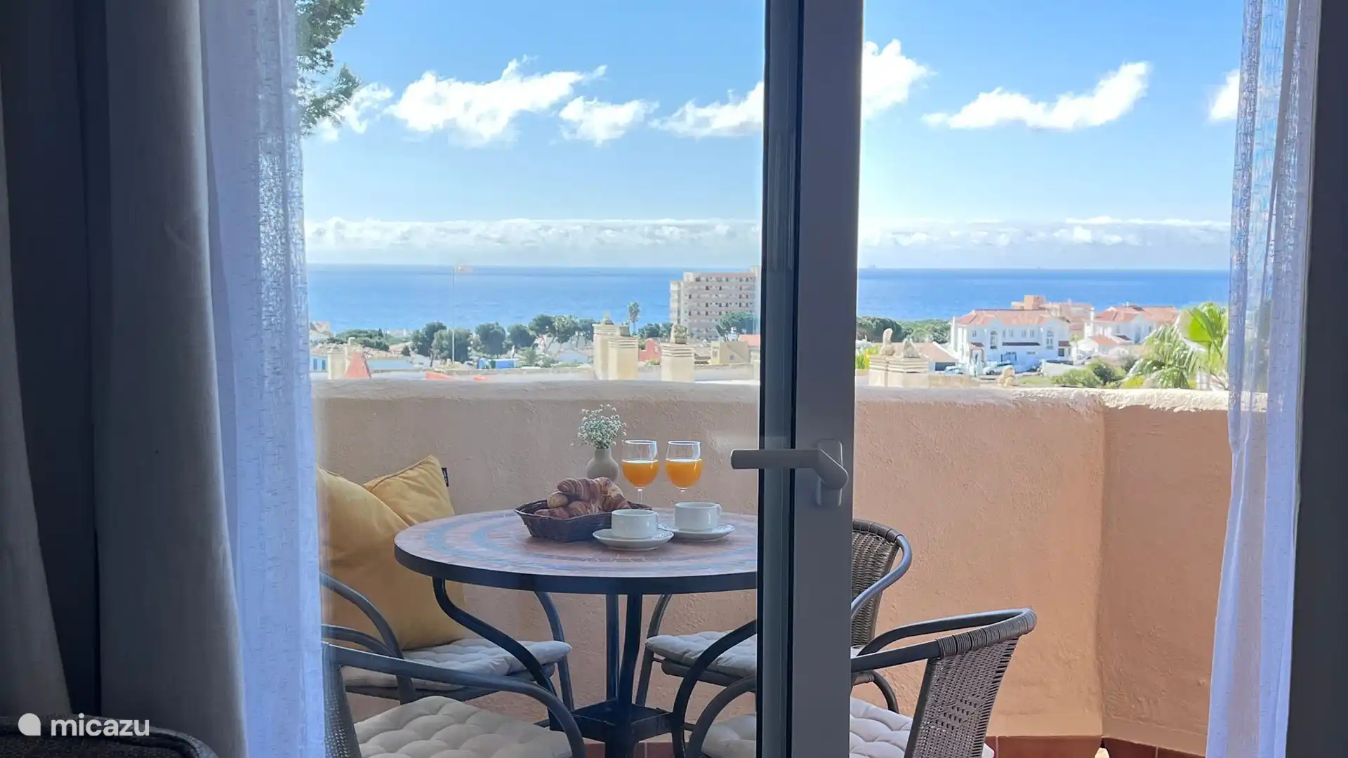 Pouvoir voir la mer depuis le salon est magique.