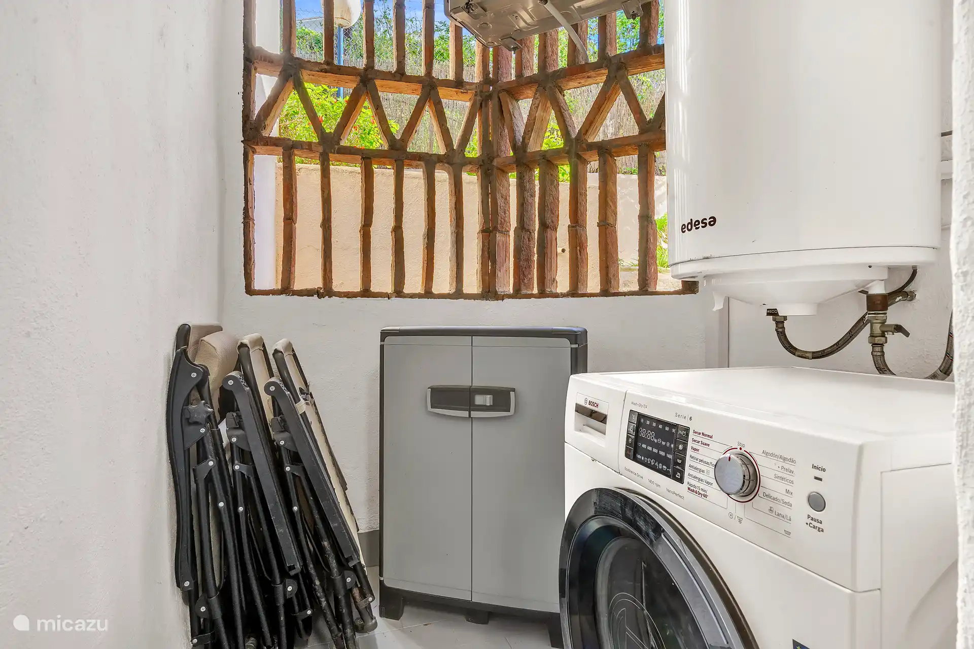Salle de stockage avec machine à laver Bosch moderne.