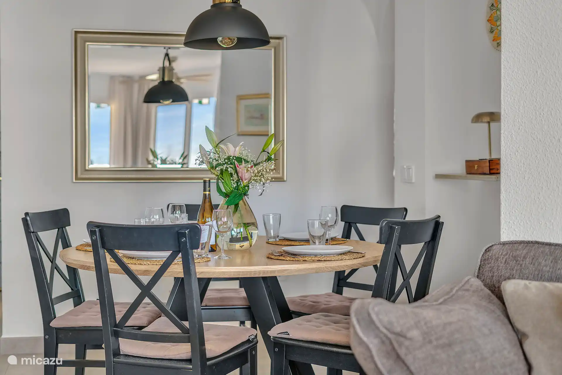 Salle à manger chaleureuse, grande table à manger avec cinq chaises.