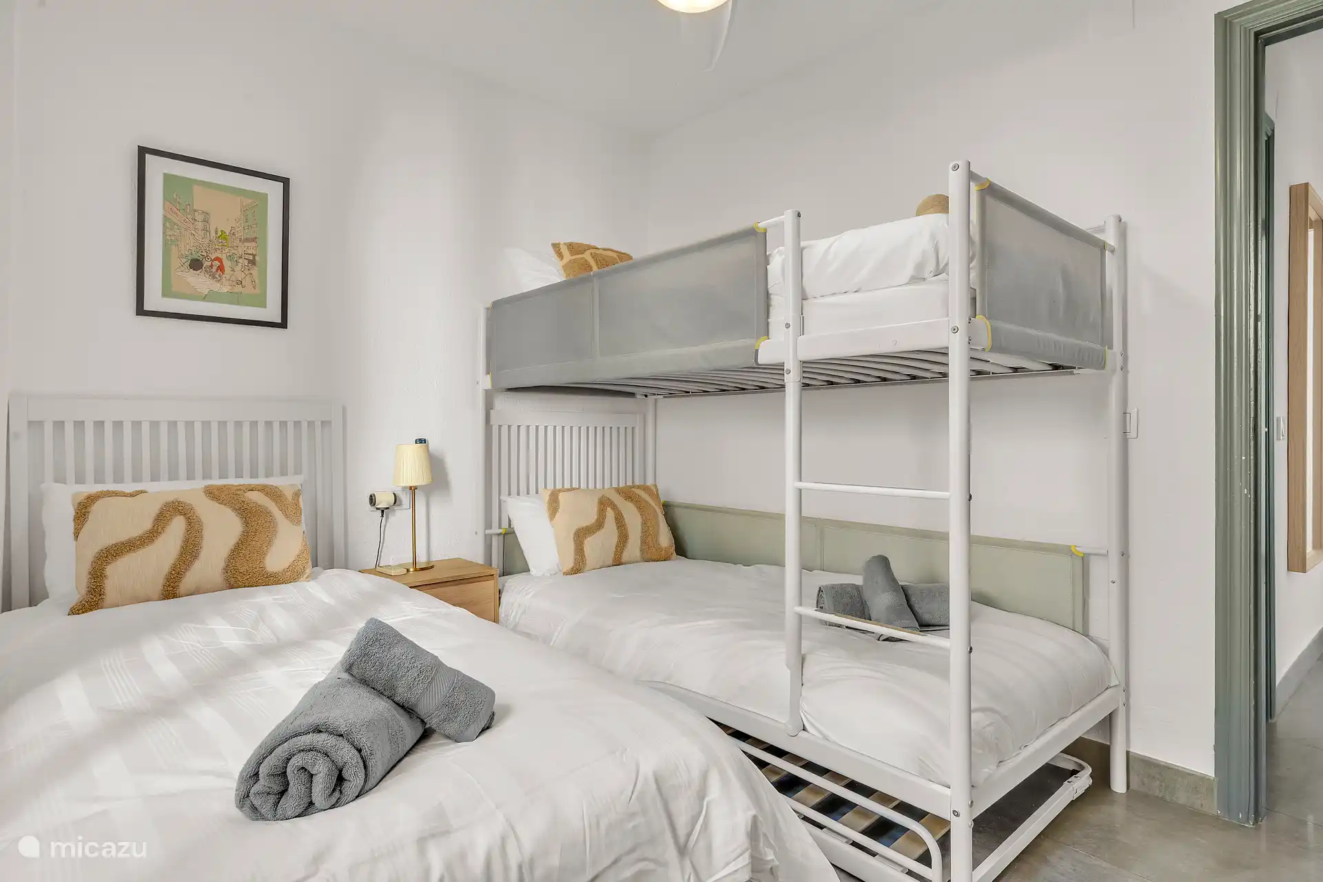 Deux lits simples de 200 cm – un troisième lit est disponible en option.